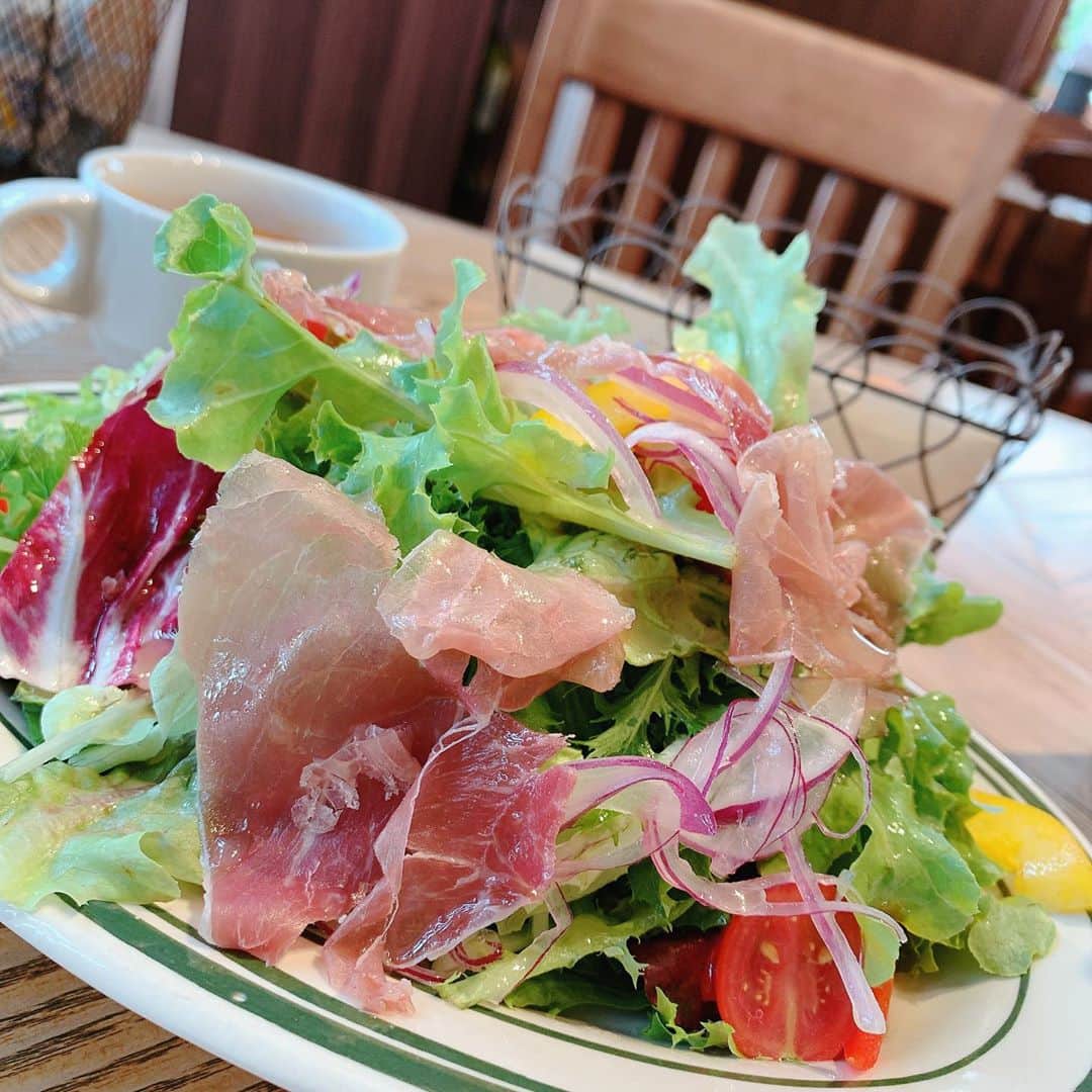 桐谷蝶々さんのインスタグラム写真 - (桐谷蝶々Instagram)「🌱🌱🌱 . . 仕事と仕事の間にお昼ご飯を食べることが多いのですが  いつも、ラーメンかパスタかうどんになっちゃうので笑笑 今日は麺類以外にするぞ！と決めてました…！  前通るたび気になってたお店にしました。広くて静かで素晴らしい…！  #ランチ　#肉 #サラダスープ肉で1200円はお得なのでは？！」8月31日 13時49分 - choucho_kiri