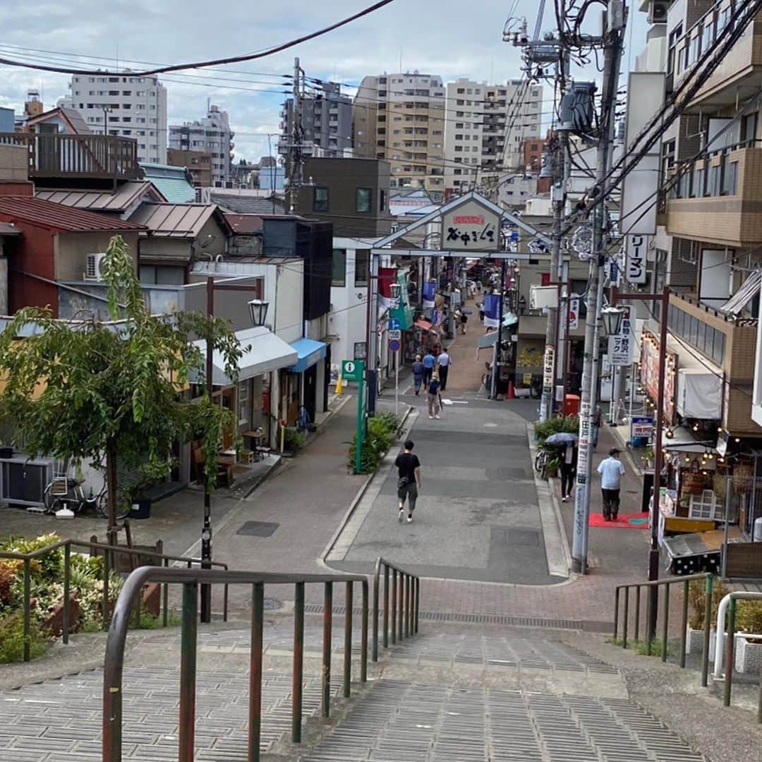 フジテレビアナウンサーさんのインスタグラム写真 - (フジテレビアナウンサーInstagram)「最近上野がマイブーム。「上野の森美術館」はエアコンが効いてて超快適！　テーマは「なんでもない日ばんざい！」。今日の私にぴったり。この日のお気に入り作品と。 上野公園をつっきって「国際子ども図書館」へ。国立なので入場料タダ！　幼児向けの絵本がおもしろい。哲学、法律、宗教も、みな子ども向き。ここでお昼のナポリタン。 迷子のような散歩は谷中銀座まで。道沿いには古民家を改造したアトリエや民宿、飲食店が続々。新型コロナで観光客が少ない今が行きどきかも。  次は、昼のニュースからノンストップへ“逆バトン”で、三上さん！　たまに上野などいかがでしょう？  #フジアナむすび #奥寺健 #フジテレビアナウンサー」8月31日 14時02分 - fujitv_announcer