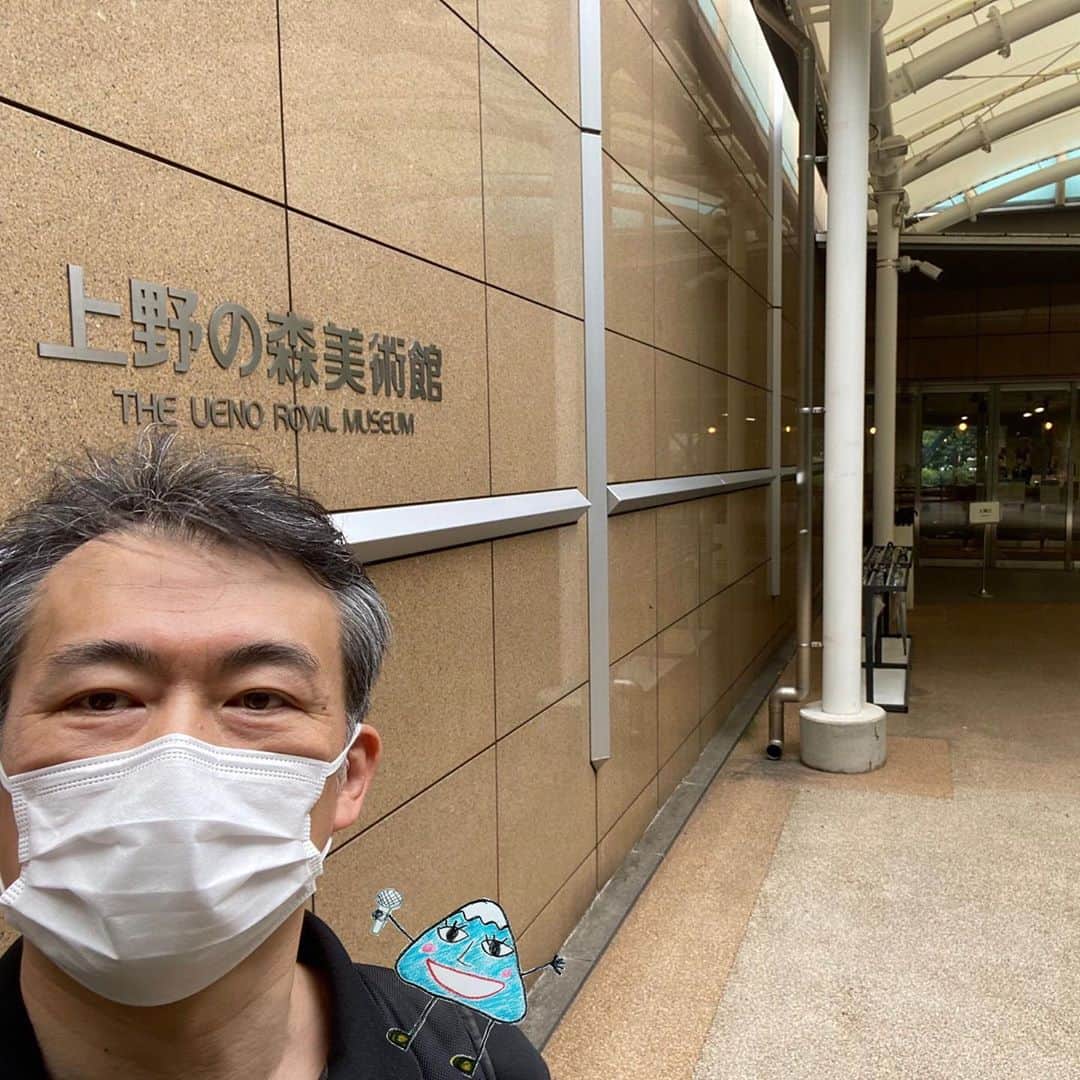 フジテレビアナウンサーのインスタグラム：「最近上野がマイブーム。「上野の森美術館」はエアコンが効いてて超快適！　テーマは「なんでもない日ばんざい！」。今日の私にぴったり。この日のお気に入り作品と。 上野公園をつっきって「国際子ども図書館」へ。国立なので入場料タダ！　幼児向けの絵本がおもしろい。哲学、法律、宗教も、みな子ども向き。ここでお昼のナポリタン。 迷子のような散歩は谷中銀座まで。道沿いには古民家を改造したアトリエや民宿、飲食店が続々。新型コロナで観光客が少ない今が行きどきかも。  次は、昼のニュースからノンストップへ“逆バトン”で、三上さん！　たまに上野などいかがでしょう？  #フジアナむすび #奥寺健 #フジテレビアナウンサー」