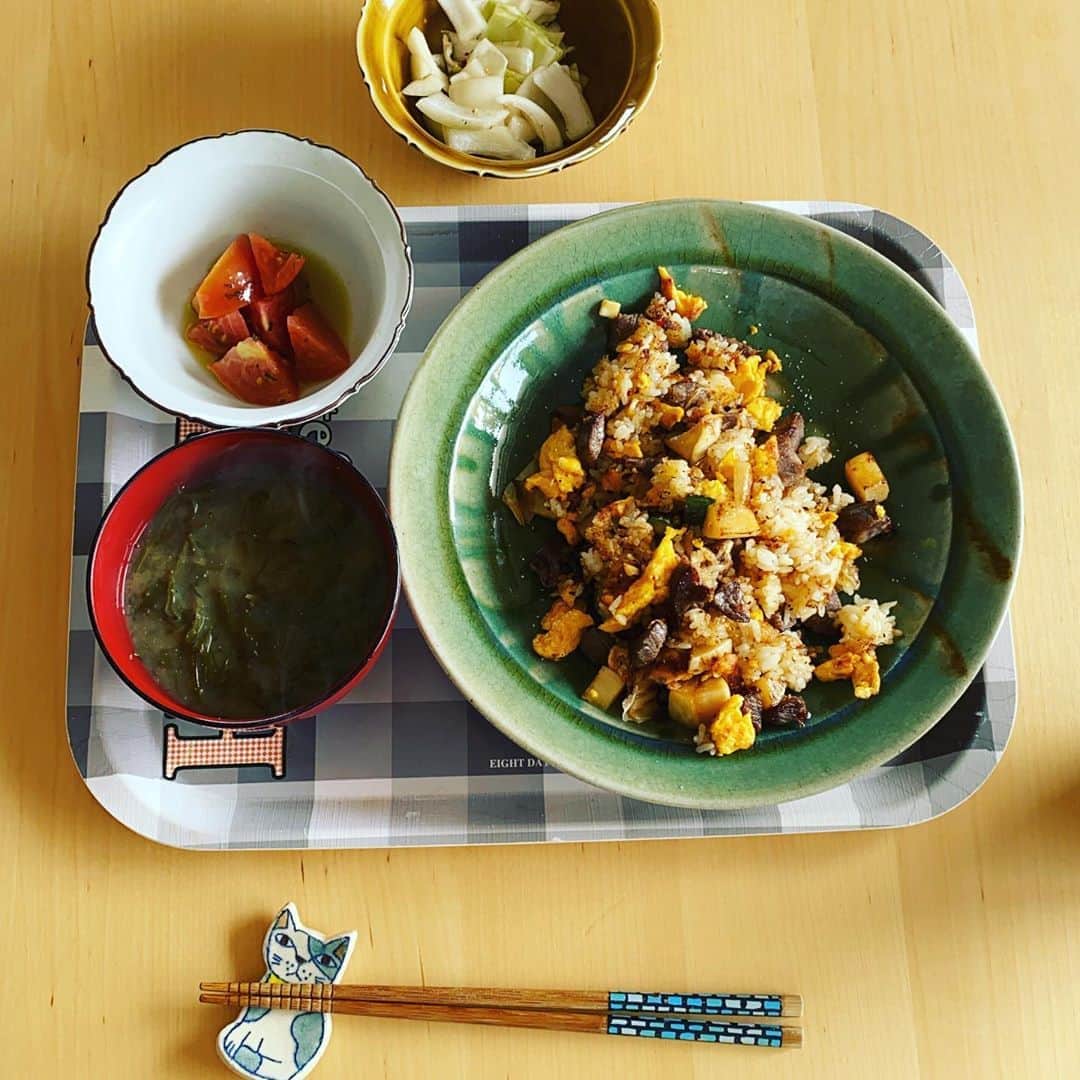 ただすけのインスタグラム：「映えないで定評のある鈴木の昼飯、今日は牛肉チャーハン。雑な作り方だったけど、なぜか美味しくなりました☺️」