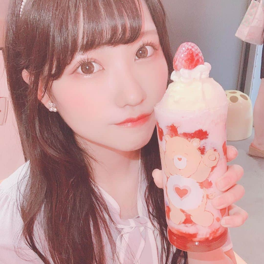 西宮柚花さんのインスタグラム写真 - (西宮柚花Instagram)「. . ずっと行きたかったカフェ♡ すーぱーまるごといちご🍓 いちごの量すごすぎてもはや飲み物じゃない😳 . . #themarkcoffeesupply #themarkcoffeesupplykobe #神戸カフェ #南京町 #三ノ宮カフェ #兵庫カフェ #いちごスイーツ」8月31日 13時58分 - uka_1103_x