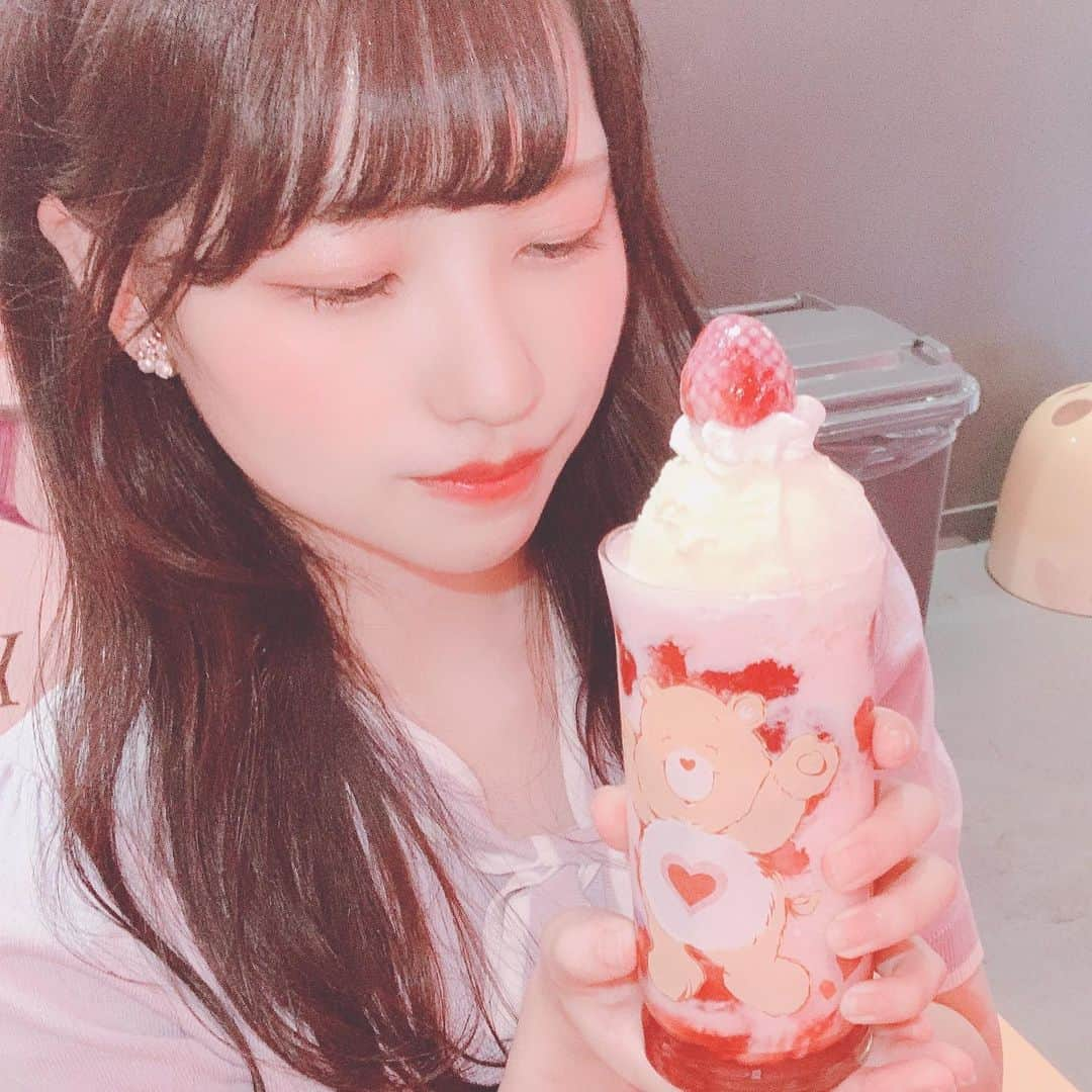 西宮柚花さんのインスタグラム写真 - (西宮柚花Instagram)「. . ずっと行きたかったカフェ♡ すーぱーまるごといちご🍓 いちごの量すごすぎてもはや飲み物じゃない😳 . . #themarkcoffeesupply #themarkcoffeesupplykobe #神戸カフェ #南京町 #三ノ宮カフェ #兵庫カフェ #いちごスイーツ」8月31日 13時58分 - uka_1103_x