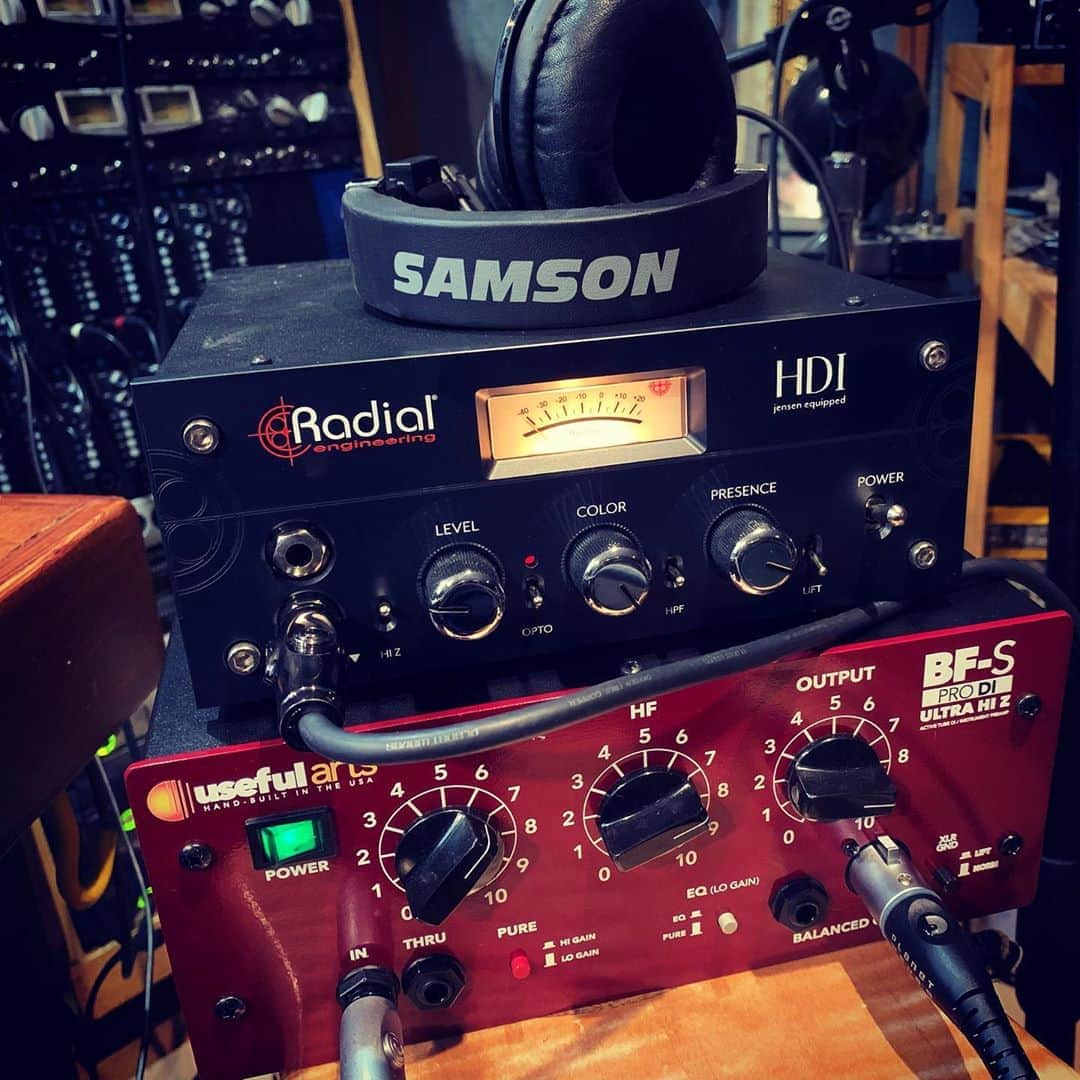 ヴィクター・ウッテンのインスタグラム：「I’ve been having fun trying out two new DI boxes -Useful Arts BF-S Pro Di and Radial HDI. Both of them sound AMAZING going into my trusted API preamps.  I thank the companies for trusting my ears. Check them out yourself. I think your ears will agree.  #usefularts #RadialHDI #foderabass #api500series #foderaguitars #samsonelectronics #hartke #bassguitar」