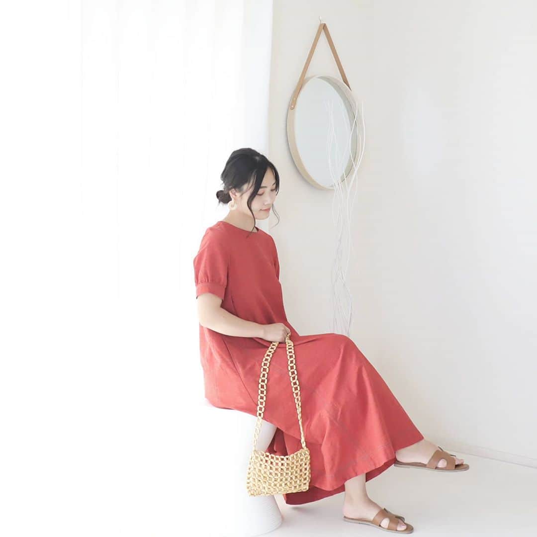 Eri Satoのインスタグラム：「red×camelコーデ · one-piece: @bouncybond bag: @reedit_official shoes: @titivatejp · 先日もアップした @bouncybond のワンピ。 #コットンリネンバックボタンアクセントフレアーワンピース · 小物の色で秋意識☺🍁 ·  #BOUNCYBOND#バウンシーバンド#高身長コーデ#ママコーデ#カジュアルコーデ #夏コーデ#ワンピースコーデ #fashion#ootd#outfit#code#coordinate#style#ファッション#コーディネート#コーデ#プチプラ#プチプラコーデ#シンプルコーデ#mamagirl#locari#partegram#カジュアル#お洒落さんと繋がりたい」