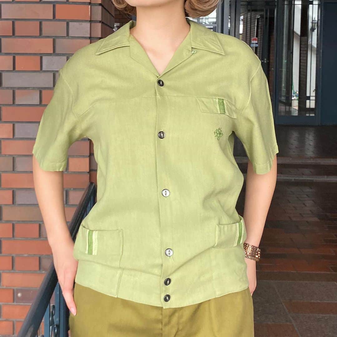 NUTTY Vintage&Collectibleのインスタグラム：「🍃 NEW ARRIVAL 🍃  ☑︎vtg men's bright green shirts ㅤㅤㅤㅤㅤㅤㅤㅤㅤㅤㅤㅤㅤ しなやかな若草色のメンズシャツが 本日入荷致しました📚 ㅤㅤㅤㅤㅤㅤㅤㅤㅤㅤㅤㅤㅤ 長くなりそうな今年の夏のもう１着に 格好いい１枚いかがでしょうか？ ㅤㅤㅤㅤㅤㅤㅤㅤㅤㅤㅤㅤㅤ 💌DMからも通販承ります💌 ㅤㅤㅤㅤㅤㅤㅤㅤㅤㅤㅤㅤㅤ ------------------------------------ 🛍NUTTY通販について🛍 ------------------------------------- ＜ONLINE STORE＞ VINTAGE▶︎http://nutty.theshop.jp/ USED SELECT▶︎https://nuttyselect.official.ec/ （プロフィールページURLよりjump🕊） ㅤㅤㅤㅤㅤㅤㅤㅤㅤㅤㅤㅤㅤ ＜VIDEO CHAT SHOPPING＞ テレビ電話をお繋ぎして、リアルタイムでご案内いたします。詳細は過去の投稿をご覧ください。」
