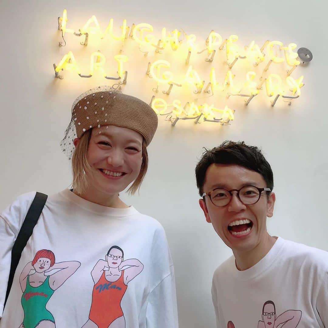 和田美枝のインスタグラム：「はじめての個展。  コロナで大変な状況の中、それも残暑がえっぐい中、みなさま足を運んで下さってありがとうございました！！  準備は大変だったけど舞台とまた違って新鮮で楽しかったぁぁぁ〜  行動に移すのが遅いけれどずっとやりたかった個展を昨年にやる！って決めてから開催できてホントに良かったです😄  これからもやりたい！！ってことどんどんチャレンジしてこーーー  言葉足らずではありますが、みなさまに感謝感謝です🙏🙏🙏  #個展 #art #WADACHANCHI #消しゴムはんこ #絵 #帽子 #WONDERWOO  #アゴさんありがとやで #アゴさんは市川くんのこと」