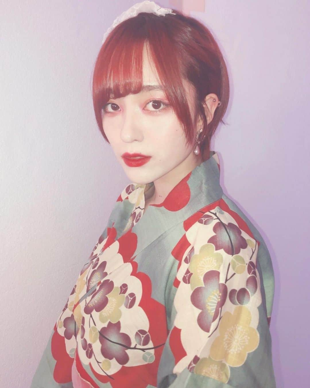 青柳透さんのインスタグラム写真 - (青柳透Instagram)「#浴衣ヘアアレンジ はメイクさんにやっていただきました いつも耳掛けしない方も耳掛けしているので #インナーコンク がみえる #アイメイク は目頭に #パープル のアイシャドウを載せています  #浴衣 #ゆかた #浴衣ヘア #浴衣アレンジ #浴衣コーデ #浴衣コーディネート #浴衣姿 #浴衣👘 #浴衣撮影 #yukata #ヘアメイク #赤髪 #ショートヘア #ヘアスタイル #hairstyle」8月31日 14時08分 - ds_toru17