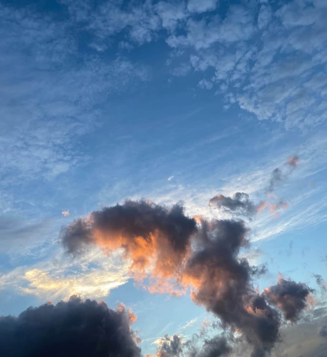 島ゆいかのインスタグラム：「﻿ この雲、イルカに見えませんか？﻿ 癒しの象徴だそうです 🐬 . ✴︎ ﻿」