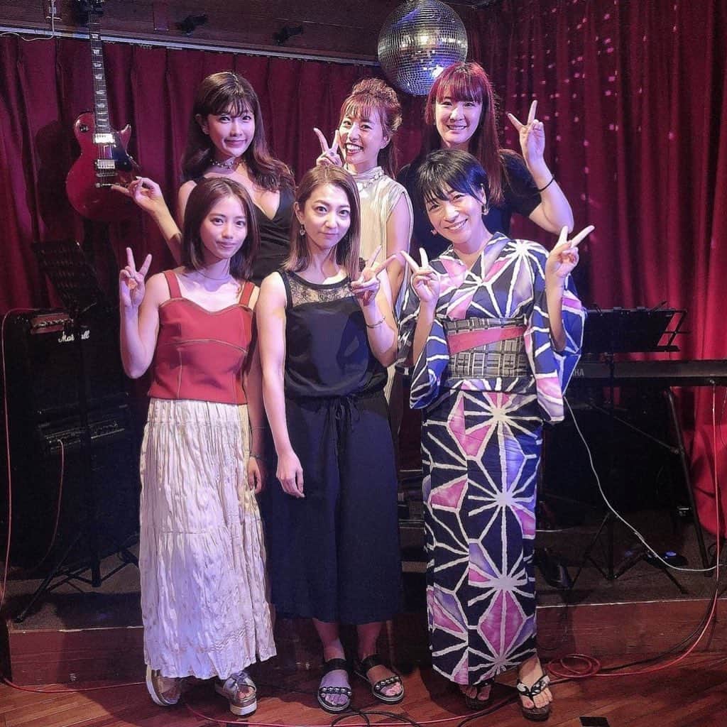 安藤あいかのインスタグラム：「フィジカルディスタンシング🎤 観てくれたみなさまありがとうございました！！ 初めての試み！KONAN誘ってくれてありがとう❤️ KONANと力を貸してくれたスタッフさんのおかげで無事に成功しました👏 現場ほっこりみんなニコニコで面白かったなー🥰 えみさんの演奏も素敵でピアノで歌うの初めてでソワソワしたけど楽しかった！！笑顔に安心感と勇気を貰いました🥰 癖になりますね❤️ マジックミラー オレンジに塩コショウ そして、KONANとバナナマンゴーハイスクール歌いました🥭🍌  とにかくたくさん笑った🤣 みゆうちゃんはえろっぺくて歌声も綺麗でプリンセスだし、こっそりファンのふじこそさんはこのビジュアルからの歌うときの存在感と透明感😍 初めましてのまいちゃんの力強さと可愛さとわたしは本家よりまいちゃんの歌がしびれました🤩 で、KONANは  KONANってこんなかんじだったっけ！？🤣 もっとアーティストだったとおもってたんだけど🤣 人間が溢れててとても個性的なライブになったと思います☺️🤪  またやりたいなっ！ 観た人、感想教えてね💕  #physicaldistansing #オンラインライブ」