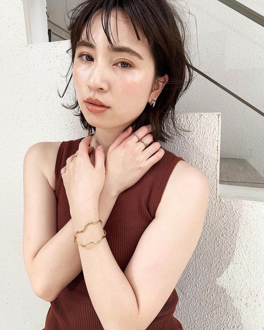 のインスタグラム：「_ ラフ感bob✂︎ . 2回目以降のお客様にもご来店しやすいように 【2回目以降もご利用可能な割引クーポン】 をご用意させて頂いております^ ^✨ . HOTPEPPERのページにて ご確認下さいませ✨ . 毎日のお仕事や家事、子育てで忙しい女性にも 楽にお洒落を楽しんでもらえるような ヘアスタイルを提案させて頂きます🕊🍃 . 同じ女性だからこそ、 皆さんのライフスタイルを理解し、 長い間寄り添っていける関係を 造っていけたらと思ってます☺︎ . ご予約はTOP又はDMより！ もちろん、DMからのご相談もお待ちしております！ . 【衛生ガイドライン】 ・出勤スタッフの削減 ・出勤前の体温チェック、 　こまめな手洗い消毒とうがい ・スタッフ全員のマスク着用 ・窓の開放による換気と、 　高性能空気清浄機の設置 ・セット面の間隔、 　お客様同士の間隔を広く ・お客様毎の席の消毒 （滞在時間はお客様専用の席とします) . 【以下に該当するお客様のご来店をお控え下さい】 ・感染者、及び感染の疑いがある方 ・体温が37.5度以上ある方 ・だるさ（倦怠感）や息苦しさ（呼吸困難）がある方 ・咳が頻繁に出る方 ・感染濃厚接触者と思われる方 ・１４日以内海外渡航歴がある方  １日も早く平凡な日々が訪れるますように。 皆様のご健康を心よりお祈り申し上げます。  場所： KILLA(旧RODGE)  東京都渋谷区神宮前6-18-14 JS神宮前プロパティ４F TEL：03-6712-6360  - [ ] #ボブ#ミニボブ#ショートボブ#透明感カラー#外国人風カラー#アディクシーカラー#イルミナカラー#グレージュ#ハイライト#ミルクティーベージュ#ショートヘア#マッシュショート#バッサリカット#ハンサムショート#丸みショート#イメチェン#髪質改善#オレンジカラー#オレンジブラウン#小顔カット#夏ヘアー#ココアブラウン#ブランジュ#シアーベージュ#ginza#giselle#fudge#cluel#ar」