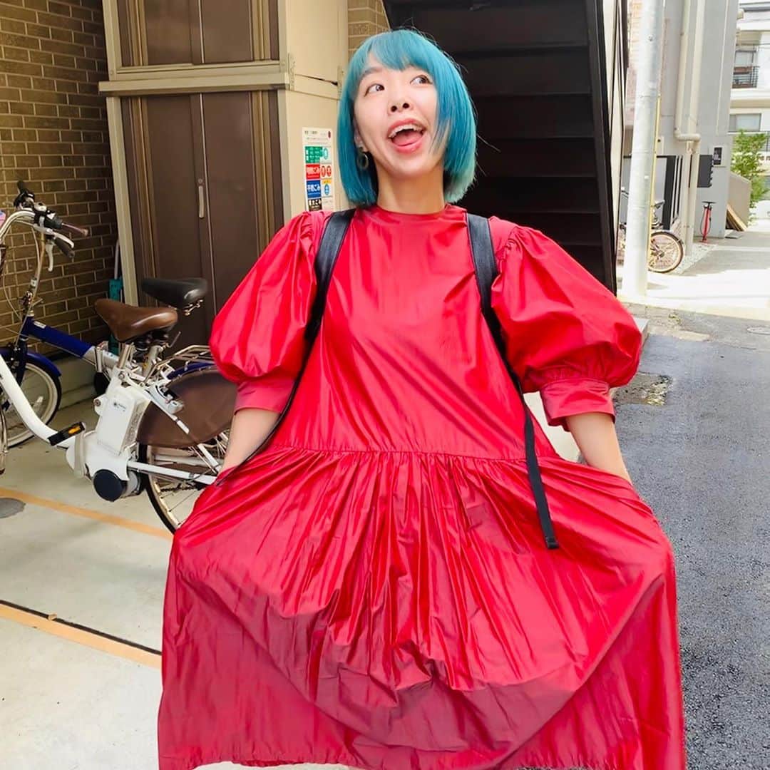 中村涼子さんのインスタグラム写真 - (中村涼子Instagram)「この髪色にしてから、最も着たかった服  私が作って私が売って私がお買い上げした 赤いワンピース👼  何故か合う この髪色に合わせるためにこの服は生まれたんじゃないか くらい 何故か合う (売れ残ったことへの最高の賛辞)  青✖️赤 🧞‍♂️🧞‍♀️🧚🏻‍♀️🧚‍♂️ あっはっはっは  #手作り服 #泣いた赤鬼 #カラフルファッション」8月31日 14時30分 - nakamuraryoko56