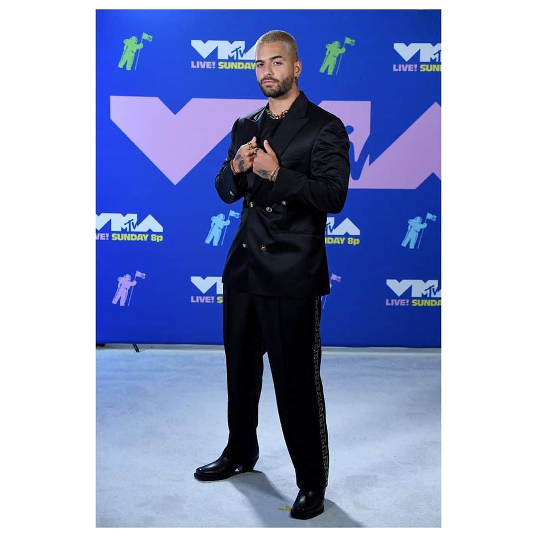のインスタグラム：「@maluma arrives to the MTV Video Music Awards in bespoke #AtelierVersace tailoring with Medusa details. #VersaceCelebrities #VMAs」