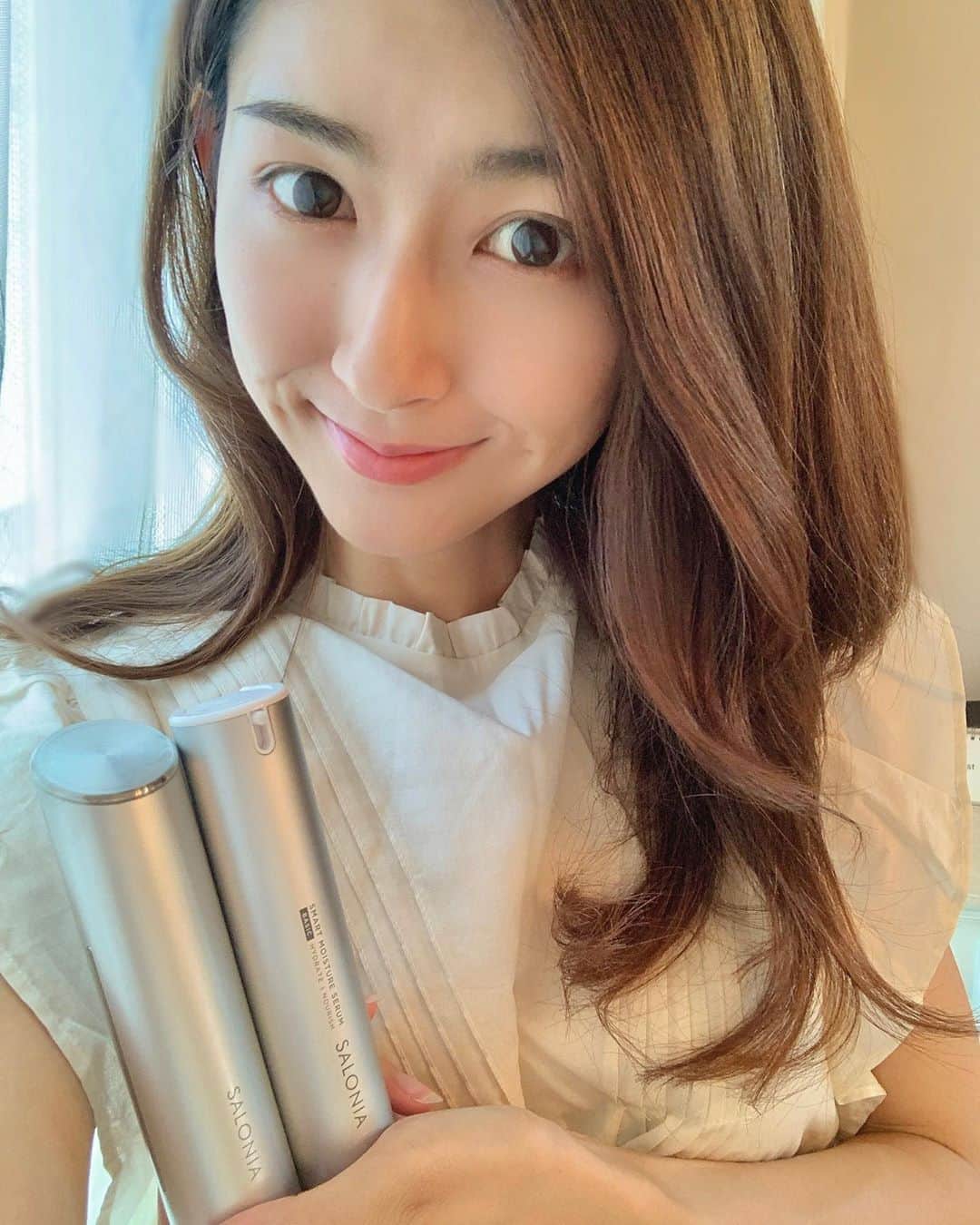 のインスタグラム：「@salonia_official さんの 美容液と美顔器を使ってみました💕  【たった3分でフルスキンケアできちゃう】 忙しい人にはぴったり、、、🥺  サロニアスマートモイスチャーセラムは 一本で5役の機能性美容液で 浸透力がすごい！✨✨ これだけでももちろんお肌がもちもちに なるんだけど より角質層まで浸透されるために この美顔器を使うの❣️  お肌に接触しているときに バイブレーションと温かさを感じられます✨ それがまた心地いい。 出張とかにも絶対持っていってます❤️  私は朝と晩の計2回使用してるよ😊 . . .  #SALONIA #美顔器 #美容液 #美肌 #スキンケア #保湿 #pr」