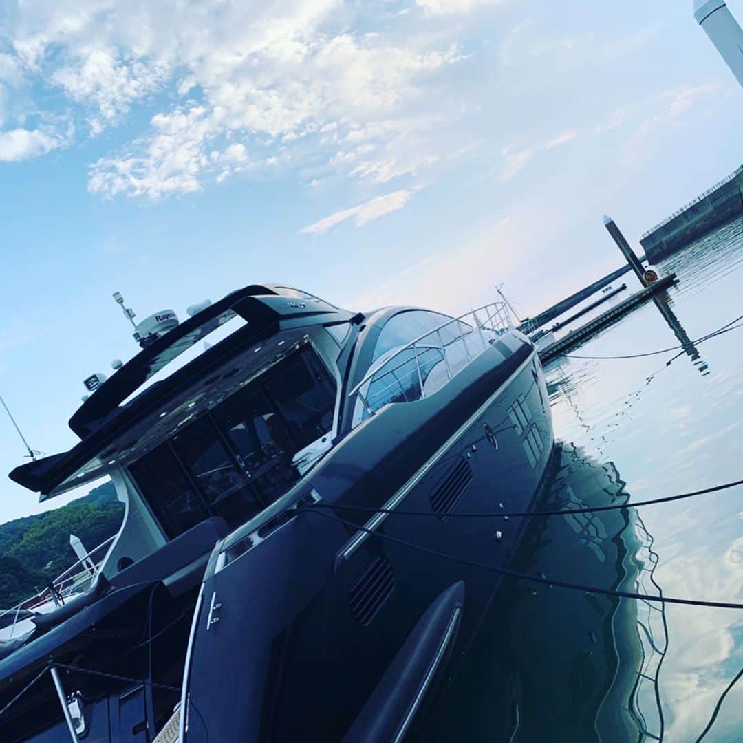 rowshiのインスタグラム：「海の上太陽の下 海パン一丁で、肩書きも悩みも忘れてただただ楽しい 裸の付き合いとはこうゆう事なのかな 黄昏る人、笑わせる人、笑ってる人　今回も最高な時間でした  #LIVE IN THE MONENT」