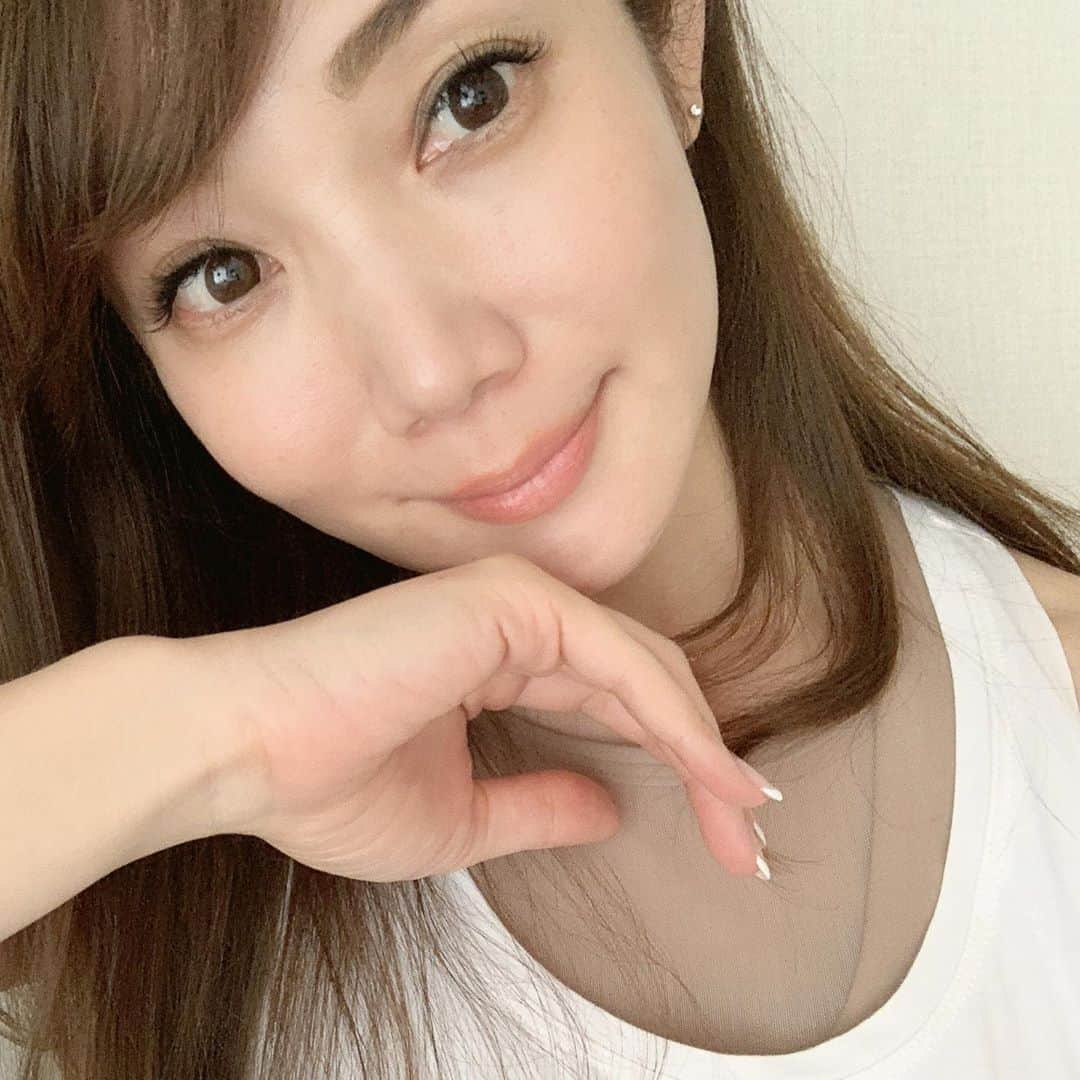 吉田美紀さんのインスタグラム写真 - (吉田美紀Instagram)「・ ・ この数年間、いや…30代から振り返っても 今が一番肌の調子がいい♡✳︎ ・ 今話題のお肌の再生医療を受けてきました！ ・ 最新のダーマペン4を使用した アンチエイジングダーマペン！ ・ これまで受けた施術の中で 一番施術後の顔にビックリしたけれど 一番効果がはっきり分かって とにかくお肌がツルッツルになり 毛穴がなくなってきている！！ ・ これは凄い！凄すぎる！！ ・ 4回セットで行うらしく 1回でこんなに凄いのだから 4回が終わったらどんな風になるのか本当に楽しみ♡♡ ・ 杉浦先生ははっきり意見をしてくださり その時に必要なことだけを丁寧にしてくださる！ ・ 信頼できる美容の先生がいるって 40代を楽しく過ごす上で本当に心強いです･:*+. ・ ・ 1枚目は化粧水だけ終えた肌。 2枚目は杉浦先生による説明。 3枚目は施術中。 直後はこれより更に赤く…笑 ・ ストーリーに施術後からの経過も載せてみます♬ ・ ・  #beauty #tokyohillsclinic #puppilyhillstokyo #skincare #mesm #美容 #肌ケア #美容クリニック #東京ヒルズクリニック #美肌ケア #ピーリング #美肌トリートメント #リフトアップ #トーニング #トーニングレーザー#ハイドラフェイシャル #美肌 #美眉 #美眉ケア #にきび #にきびケア #にきび治療 #にきびセット#ダーマペン #ダーマペン4#アンチエイジング #エイジングケア」8月31日 14時52分 - miki__yoshida