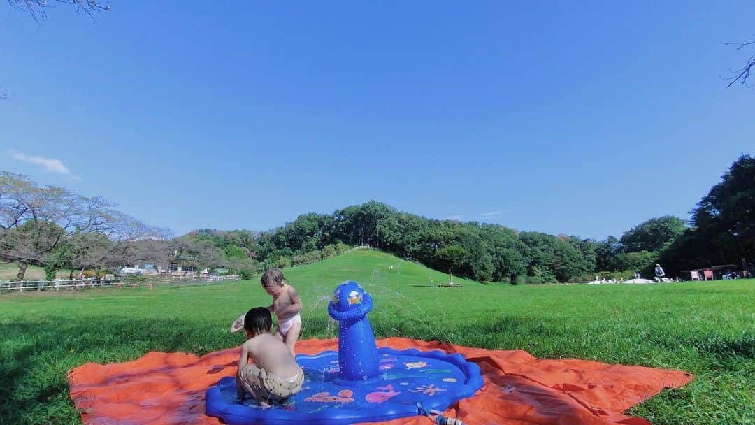 小松舞のインスタグラム：「夏のおわり  夏休みらしい事は殆ど出来なかった今年  締め括りとして 公園で思いっきり遊んだり 友人の実家に泊まらせていただきまして 彼女のお父さんの手料理のクオリティに感動したり👏✨ プールやった後のお素麺に夏を感じたりしながら☀️🍉🌀👙  駆け込みの夏を満喫しました  #夏休み」