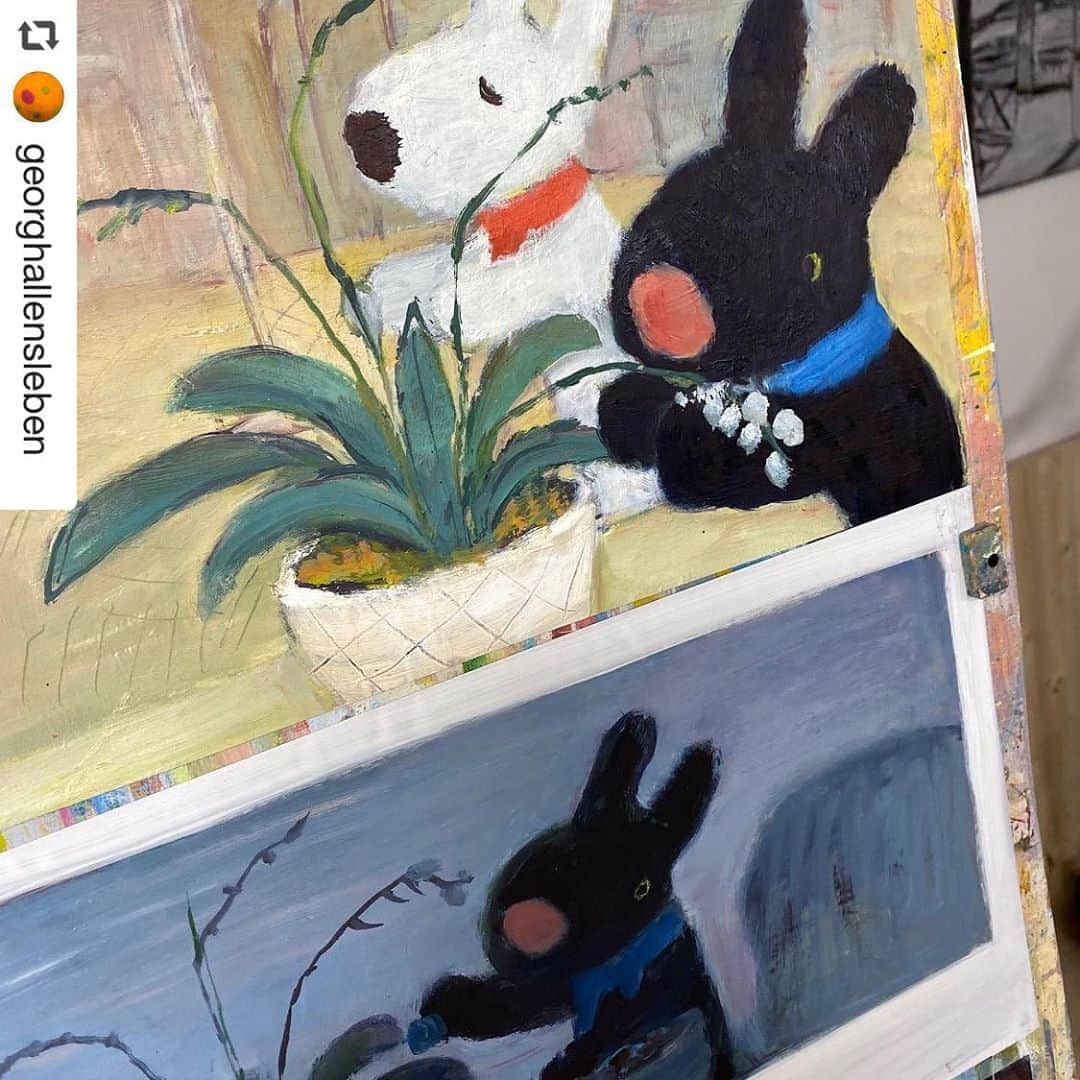 コスメキッチンさんのインスタグラム写真 - (コスメキッチンInstagram)「《特別描き下ろしの絵本がWEB STORE再入荷🌼》﻿ ﻿ コスメキッチンのフィロソフィー『オーガニックなサスティナブルライフを日本中に届け、人々をHAPPYにする』ことに、作者であるアン・グットマン(文)、ゲオルグ・ハレンスレーベン(絵)夫妻のお二人が共感してくださり、今回特別に描き下ろしていただいた絵本📚﻿ ﻿ リサとガスパールが「ちきゅうをすくう」ために、はちゃめちゃな行動を繰り広げながらも、ちきゅうをすくうために取り組むストーリーが、美しいアートで描かれています🌎﻿ ﻿ WEB STOREにて完売していた、大人気の絵本が再入荷いたしました！﻿ ぜひ、この機会にチェックしてみてください！﻿ ﻿ ﻿ 【リサとガスパールとは？ 】﻿ 「リサとガスパール」(Gaspard et Lisa)とは、作者のアン・グットマン(文)、ゲオルグ・ハレンスレーベン(絵)夫妻によって描かれた絵本シリーズのキャラクター。﻿ ほわほわの白いボディにつぶらな黒目、赤いマフラーがお似合いのリサ。黒いボディに青いマフラー、赤いお鼻にくりくり瞳のガスパール。﻿ リサとガスパールは、うさぎでもない、いぬでもない、キュートなパリの住人🇫🇷﻿ 人間の学校に通って友だちはいっぱいだけど、とくべつ仲良しな2人は、遊びもいたずらもいつも一緒です。﻿ 今年、日本出版20周年を迎えた「リサとガスパール」は日本では現在まで計40タイトルの絵本が発売され、累計部数は約200万部以上に及びます。﻿ ﻿ ﻿ ▫️リサとガスバール ちきゅうを すくう ﻿ ¥1,200+税﻿ ﻿ ※ご購入はお一人様3冊までとさせていただきます。﻿ ﻿ ﻿ #CosmeKitchen﻿ #コスメキッチン﻿ #GaspardetLisa﻿ #リサとガスパール﻿ #リサとガスパールちきゅうをすくう﻿ #書き下ろし﻿ #コスメキッチン限定﻿ #マッシュビューティーラボ10周年﻿ #マッシュビューティーラボ﻿ #サステナブルライフ﻿ #サステナブル﻿ ﻿ #repost @georghallensleben﻿  ﻿ presque fini / almost finished ﻿ #gaspardetlisa #newbook#nouveaulivre #picturebook #picturebookart #oilpainting #oilonpolyester」8月31日 15時03分 - cosmekitchen