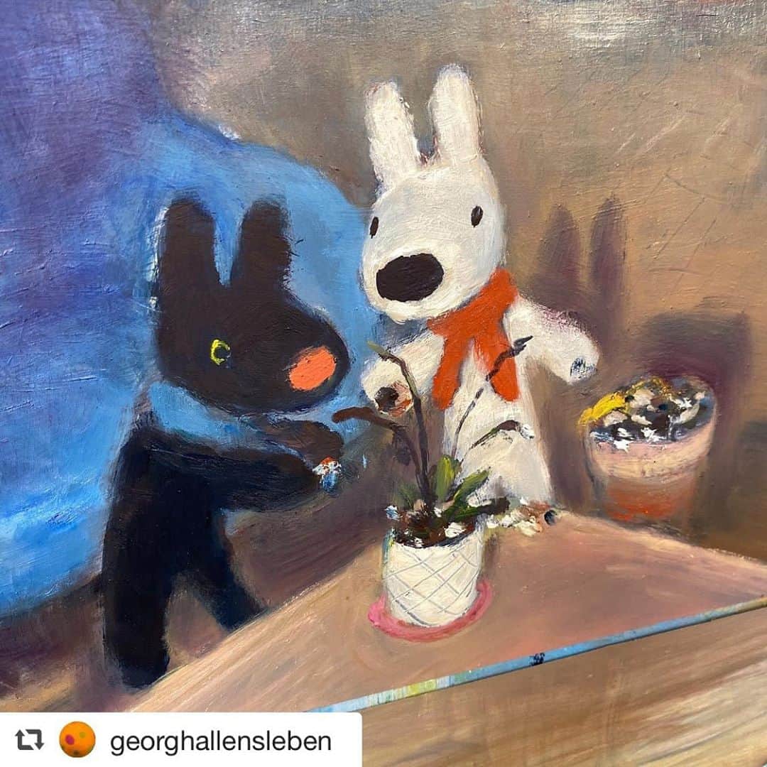 コスメキッチンさんのインスタグラム写真 - (コスメキッチンInstagram)「《特別描き下ろしの絵本がWEB STORE再入荷🌼》﻿ ﻿ コスメキッチンのフィロソフィー『オーガニックなサスティナブルライフを日本中に届け、人々をHAPPYにする』ことに、作者であるアン・グットマン(文)、ゲオルグ・ハレンスレーベン(絵)夫妻のお二人が共感してくださり、今回特別に描き下ろしていただいた絵本📚﻿ ﻿ リサとガスパールが「ちきゅうをすくう」ために、はちゃめちゃな行動を繰り広げながらも、ちきゅうをすくうために取り組むストーリーが、美しいアートで描かれています🌎﻿ ﻿ WEB STOREにて完売していた、大人気の絵本が再入荷いたしました！﻿ ぜひ、この機会にチェックしてみてください！﻿ ﻿ ﻿ 【リサとガスパールとは？ 】﻿ 「リサとガスパール」(Gaspard et Lisa)とは、作者のアン・グットマン(文)、ゲオルグ・ハレンスレーベン(絵)夫妻によって描かれた絵本シリーズのキャラクター。﻿ ほわほわの白いボディにつぶらな黒目、赤いマフラーがお似合いのリサ。黒いボディに青いマフラー、赤いお鼻にくりくり瞳のガスパール。﻿ リサとガスパールは、うさぎでもない、いぬでもない、キュートなパリの住人🇫🇷﻿ 人間の学校に通って友だちはいっぱいだけど、とくべつ仲良しな2人は、遊びもいたずらもいつも一緒です。﻿ 今年、日本出版20周年を迎えた「リサとガスパール」は日本では現在まで計40タイトルの絵本が発売され、累計部数は約200万部以上に及びます。﻿ ﻿ ﻿ ▫️リサとガスバール ちきゅうを すくう ﻿ ¥1,200+税﻿ ﻿ ※ご購入はお一人様3冊までとさせていただきます。﻿ ﻿ ﻿ #CosmeKitchen﻿ #コスメキッチン﻿ #GaspardetLisa﻿ #リサとガスパール﻿ #リサとガスパールちきゅうをすくう﻿ #書き下ろし﻿ #コスメキッチン限定﻿ #マッシュビューティーラボ10周年﻿ #マッシュビューティーラボ﻿ #サステナブルライフ﻿ #サステナブル﻿ ﻿ #repost @georghallensleben﻿  ﻿ presque fini / almost finished ﻿ #gaspardetlisa #newbook#nouveaulivre #picturebook #picturebookart #oilpainting #oilonpolyester」8月31日 15時03分 - cosmekitchen