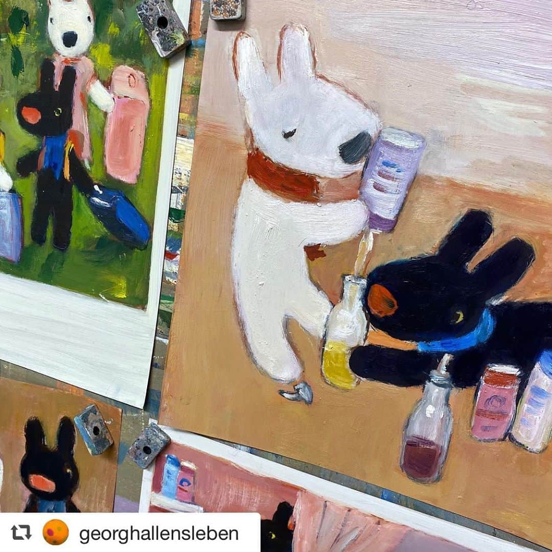 コスメキッチンさんのインスタグラム写真 - (コスメキッチンInstagram)「《特別描き下ろしの絵本がWEB STORE再入荷🌼》﻿ ﻿ コスメキッチンのフィロソフィー『オーガニックなサスティナブルライフを日本中に届け、人々をHAPPYにする』ことに、作者であるアン・グットマン(文)、ゲオルグ・ハレンスレーベン(絵)夫妻のお二人が共感してくださり、今回特別に描き下ろしていただいた絵本📚﻿ ﻿ リサとガスパールが「ちきゅうをすくう」ために、はちゃめちゃな行動を繰り広げながらも、ちきゅうをすくうために取り組むストーリーが、美しいアートで描かれています🌎﻿ ﻿ WEB STOREにて完売していた、大人気の絵本が再入荷いたしました！﻿ ぜひ、この機会にチェックしてみてください！﻿ ﻿ ﻿ 【リサとガスパールとは？ 】﻿ 「リサとガスパール」(Gaspard et Lisa)とは、作者のアン・グットマン(文)、ゲオルグ・ハレンスレーベン(絵)夫妻によって描かれた絵本シリーズのキャラクター。﻿ ほわほわの白いボディにつぶらな黒目、赤いマフラーがお似合いのリサ。黒いボディに青いマフラー、赤いお鼻にくりくり瞳のガスパール。﻿ リサとガスパールは、うさぎでもない、いぬでもない、キュートなパリの住人🇫🇷﻿ 人間の学校に通って友だちはいっぱいだけど、とくべつ仲良しな2人は、遊びもいたずらもいつも一緒です。﻿ 今年、日本出版20周年を迎えた「リサとガスパール」は日本では現在まで計40タイトルの絵本が発売され、累計部数は約200万部以上に及びます。﻿ ﻿ ﻿ ▫️リサとガスバール ちきゅうを すくう ﻿ ¥1,200+税﻿ ﻿ ※ご購入はお一人様3冊までとさせていただきます。﻿ ﻿ ﻿ #CosmeKitchen﻿ #コスメキッチン﻿ #GaspardetLisa﻿ #リサとガスパール﻿ #リサとガスパールちきゅうをすくう﻿ #書き下ろし﻿ #コスメキッチン限定﻿ #マッシュビューティーラボ10周年﻿ #マッシュビューティーラボ﻿ #サステナブルライフ﻿ #サステナブル﻿ ﻿ #repost @georghallensleben﻿  ﻿ presque fini / almost finished ﻿ #gaspardetlisa #newbook#nouveaulivre #picturebook #picturebookart #oilpainting #oilonpolyester」8月31日 15時03分 - cosmekitchen