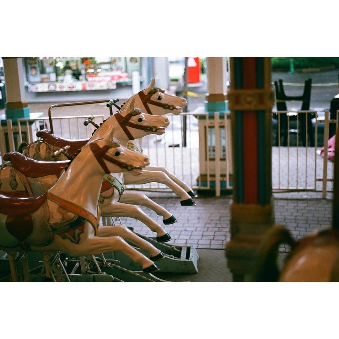 羽賀朱音さんのインスタグラム写真 - (羽賀朱音Instagram)「． ． 東京に通い始めた小学6年生の頃から、 ずっと憧れの遊園地だったとしまえん🎠 ． 初めて行けた時は、嬉しかったな。 ． ． #ねちんふぃるむ  📸Nikon FE10 🎞FUJIFILM SUPERIA X-TRA 400 ． #film #filmphotography  #helloproject #morningmusume20 #ハロープロジェクト #ハロプロ #モーニング娘20 #羽賀朱音 #あかねちん #としまえん #ありがとう」8月31日 14時57分 - akane__haga.official