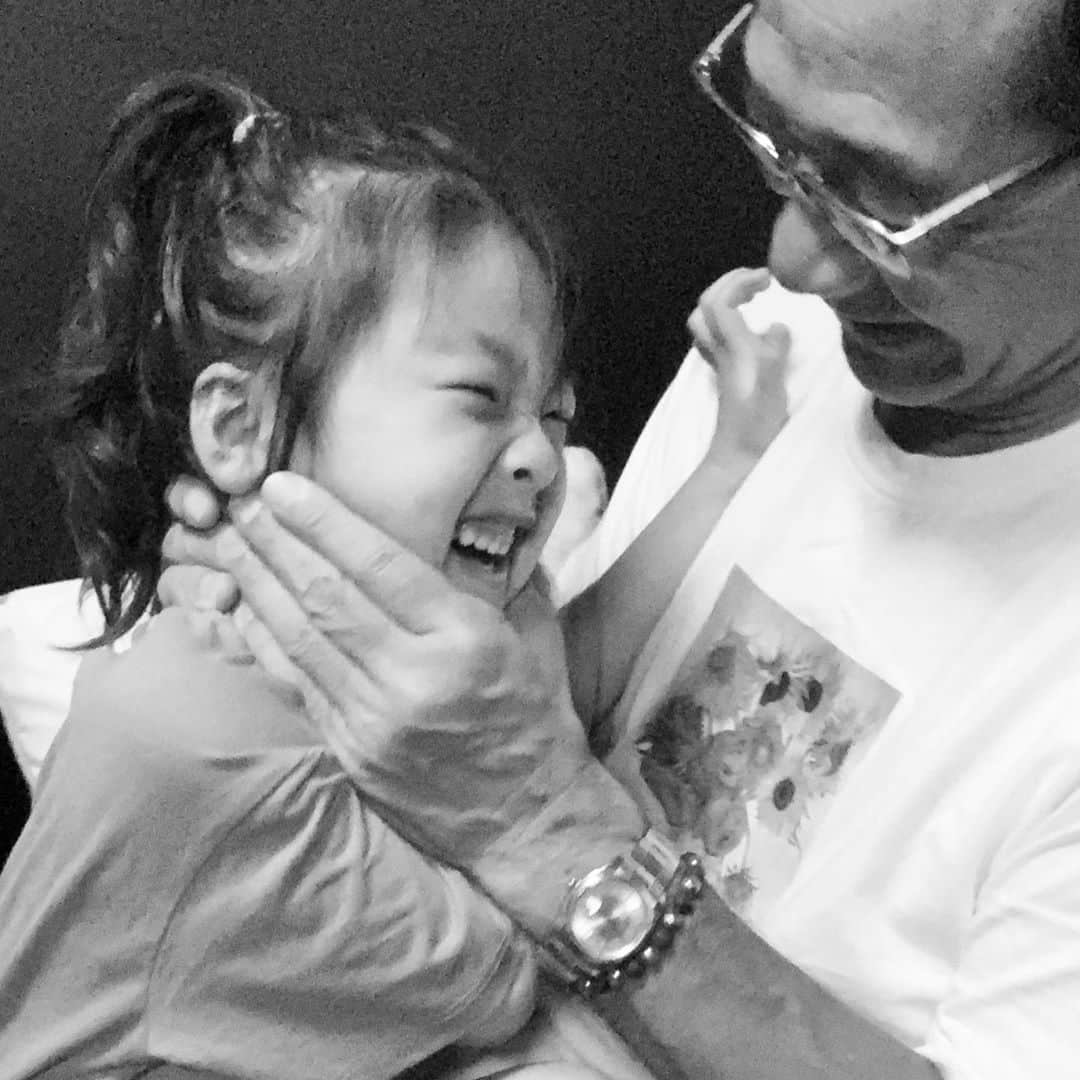 のインスタグラム：「61歳差の遊び方。  #大きい手 #小さい顔 #ニーブラ  ジジと孫。 その手を感じておくれよ。  この人の手よりゴツゴツと大きな分厚い手には、 人生で会うことは無いんじゃないかと思ってきている。  #好きな手は大きくて甘えられる手 #この手に包まれてきたせいにしよう #🤗  いつかあげたパワーストーンの数珠を、 この人はずっとつけてくれてる。」