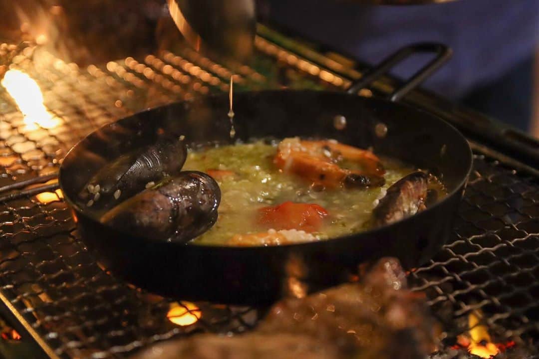 ヴィラデマリアージュさいたまのインスタグラム：「🍖 プロヴァンスBBQディナーのお知らせ✨ . . ⭐️開催日時 ヴィラデマリアージュさいたま →9/5、6、12、21 . ヴィラデマリアージュ越谷レイクタウン →9/13、18、19、20 17:00-(19:00L.O) ※完全予約制となっております . . 贅沢でワンランク上の BBQディナーを是非お楽しみください✨ . . ヴィラデマリアージュのテラス席にて 旬のお野菜や高級食材を シェフが一番の食べごろで目の前で仕上げます💕 . . 豪華な全15品はこちら✨  🍴テーマ プロヴァンスの夏を巡る  🍴前菜 1、ヴルーテ 2、オードブルヴァリエ 3、熱々ラクレットチーズと野菜  🍴BBQ 4、魚介焼き 5、鮮魚のホイル焼き 6、ブイヤベース　カマルグ風 7、鶏モモ肉のローズマリー焼き 8、岩中豚のスパイス焼き 9、仔羊のコートレット 10、牛サーロインの胡椒風味焼き 11、焼き野菜 12、野菜のプロシャット  🍴お食事 13、カマルグ風パエリア 14、こだわりハンバーガー  🍴デザート 15、焼きパンケーキとソルベ . . ※ご予約は @villas_saitama_restaurant の プロフィールトップURLより承っております✨ . . 皆様のご来館、 心よりお待ちいたしております✨ . . . #ヴィラデマリアージュさいたま #ヴィラデマリアージュ越谷レイクタウン #バーベキュー #ビアガーデン #埼玉グルメ  #埼玉レストラン  #パエリア #ヨーロッパ野菜 #ミシュラン一つ星」