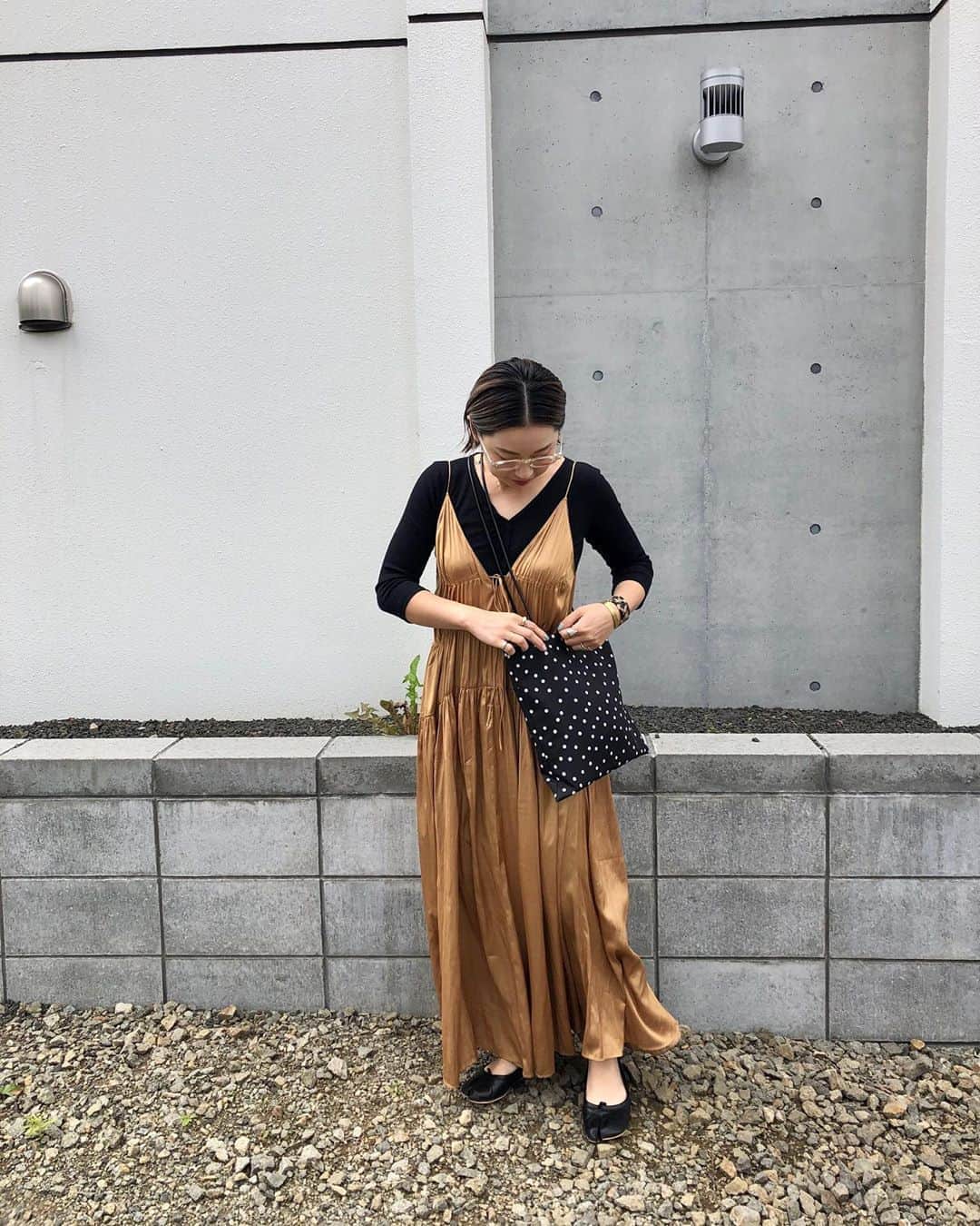 ◆miki◆のインスタグラム：「* * 🦉🦉🦉 * このワンピースお気に入りなんだけど もーめちゃくちゃ静電気発生するねん⚡ バフバフすればするほどに ペッターーんて。 * もうイライラ止まらんから エレガード買ってぶっかけたら 驚いた😳😳😳 凄いねエレガード😳 嘘みたいにふっつかんの‼️ 感動したわ～👏🏻👏🏻👏🏻👏🏻👏🏻👏🏻 * #急に何の話  #エレガードの話 #母ちゃんのootd #ママコーデ #ママファッション #アラフォーファッション #アラフォーコーデ」