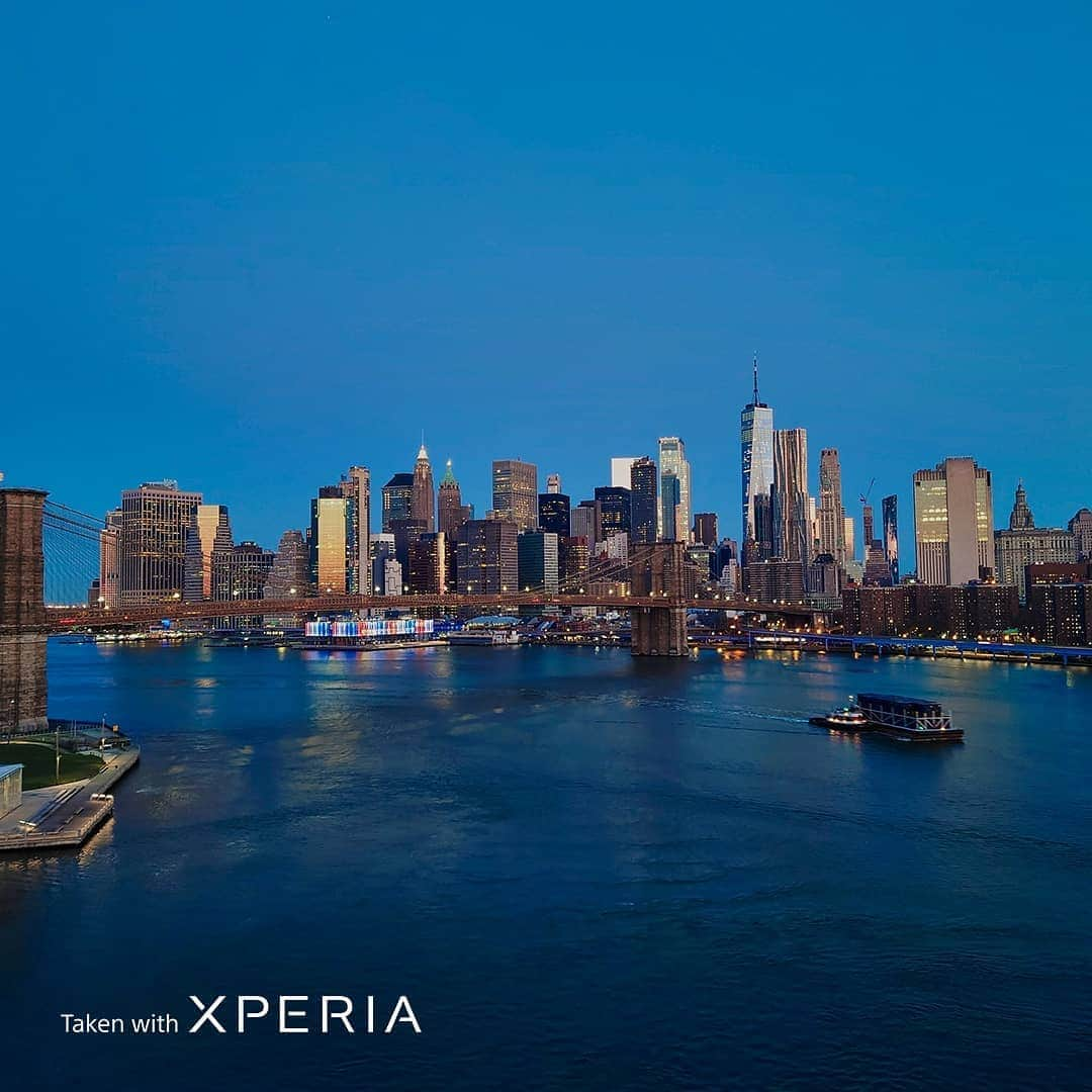 Sony Mobileさんのインスタグラム写真 - (Sony MobileInstagram)「With less noise in the low light, this dream-like scene of New York at dusk was captured by @irablockphoto on Xperia 1 II.  #TakenWithXperia #Xperia1II #Xperia #Sony #MobilePhotography #SmartphonePhotography #Photography #Photographer #NewYork #LowLight #NightView #CaptureTheMoment #SonyArtisan #PhotographyPro  24mm l 1/320s l f/1.7 l ISO100」8月31日 15時02分 - sonyxperia