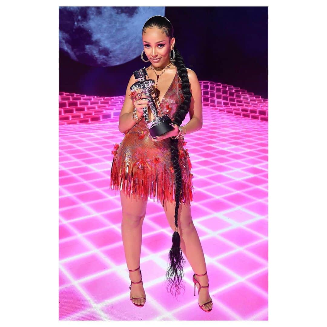 のインスタグラム：「@dojacat receives the Best New Artist Award at the #VMAs in a #VersaceSS20 mini dress enriched with Jungle-inspired embroidery. #VersaceCelebrities」