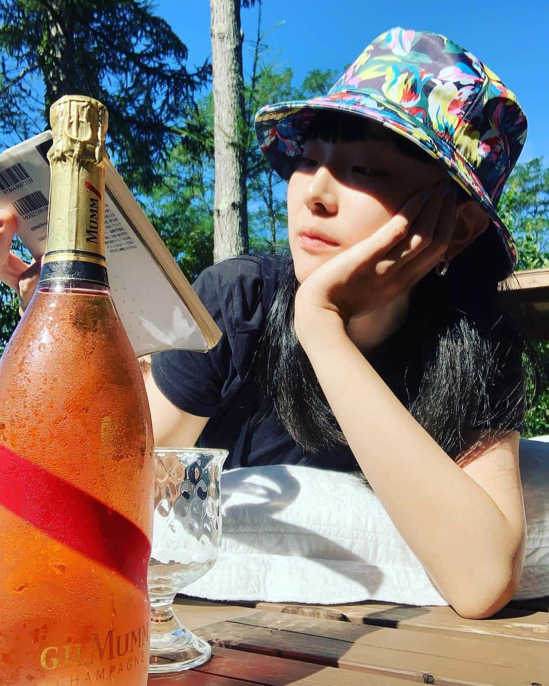 Young Juvenile Youthのインスタグラム：「Reading and drinking Champagne Mumm in the woods was a yesterday’s highlight.🍾 自然の中で読書しながらシャンパン😂 #読シャン #至福すぎる  @ghmumm_jpn #champagne #mumm #mummgrandcordonrose」