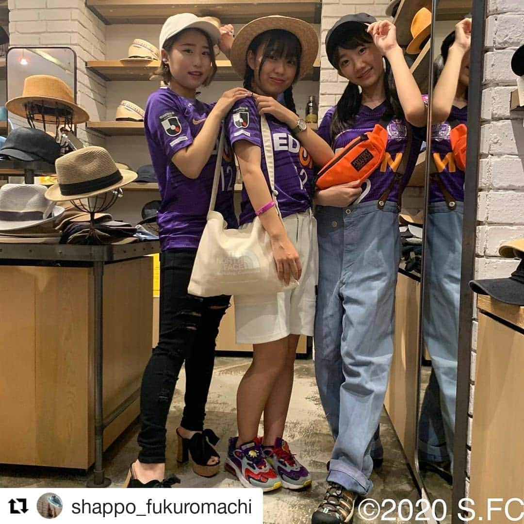 サンフレッチェ広島さんのインスタグラム写真 - (サンフレッチェ広島Instagram)「#Repost @shappo_fukuromachi (@get_repost) ・・・ ＊ 【サンフレッチェ広島応援スタイル】 ・ 中々波に乗れない試合が続いていますがこんな時こそみんなで一緒に応援！  と、いうことで今回 サンフレッチェ広島公式応援団、サンフレッチェ・レディース「SPL∞ASH」の3人左から高竹香夢さん、室井萌々さん、中嶋朝香さんに観戦するときに良さそうな帽子をかぶって貰って📷。 洗えたり、涼しかったり、脱げにくかったりと実用性とかわいさを兼備えたナイスセレクト。  今は制限がありますが、お気に入りのファッションで、スタジアムで本気応援！ これから大事な秋のシーズン、みんなで応援していきましょう！  帽子屋「Shappo」も今週末(9/5)に秋の新作第一便が届きます。 是非お店で新作の帽子たちをお試し下さい。  #サンフレッチェ広島  #sanfrecce  #サンフレッチェ広島ユニフォーム  #ユニフォームコーディネート  #積攻  #shappo  #帽子屋shappo  #地元広島の帽子屋shappo」8月31日 15時10分 - sanfrecce.official