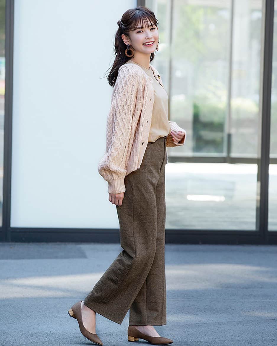 夏海のインスタグラム：「GUさんの デイリーに着まわせる万能アイテムの ページにいます☺️❤️  店頭にもいるそうなので 見つけてくださいね〜😊✨  #gu #着回し #ロングスリーブt #コーディネート #秋」