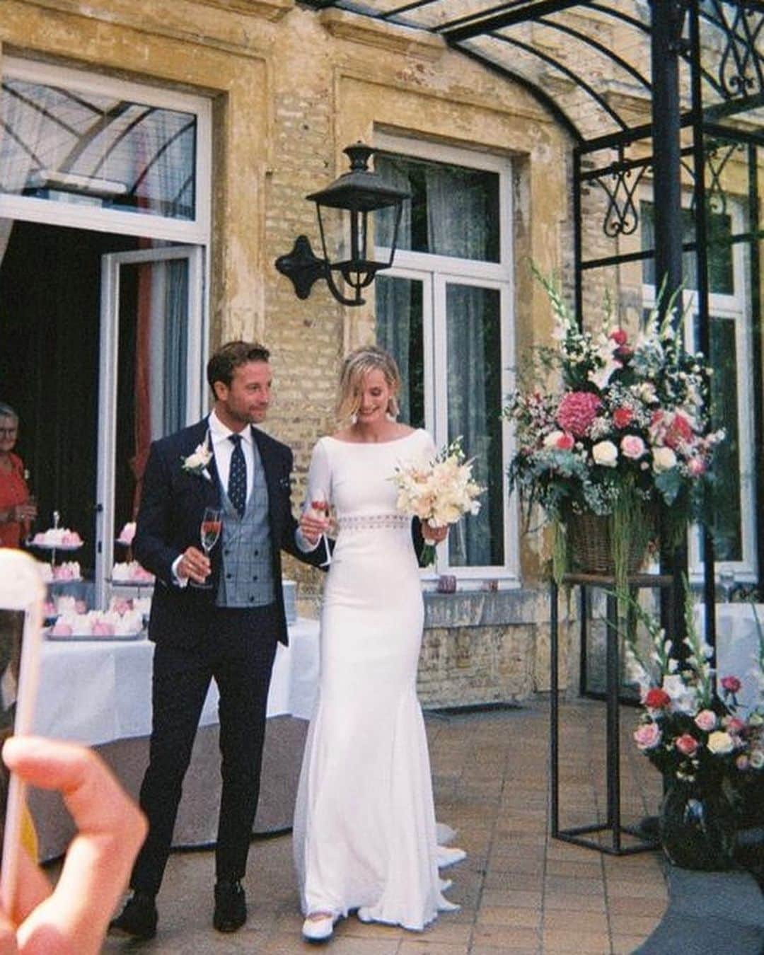 モード・ウェルゼンのインスタグラム：「🤵🏼👰🏼 1 YEAR... the most beautifull and special day with the best people 🙏🏻31-08-2019! Happy anniversary 👩‍❤️‍👨 @bramaarts83 ILY」