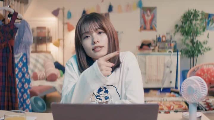 足立佳奈のインスタグラム：「新曲「朝になったら削除します」 配信スタートしたよ！ そしてね、 MVもYouTubeにアップしたからみてほしいなぁ🧡🤍  もうすでに、沢山きいてくれてありがとう😊DMとか、ストーリーにもあげてくれるみんなの想いが凄く嬉しいです、、。  #朝になったら削除します」