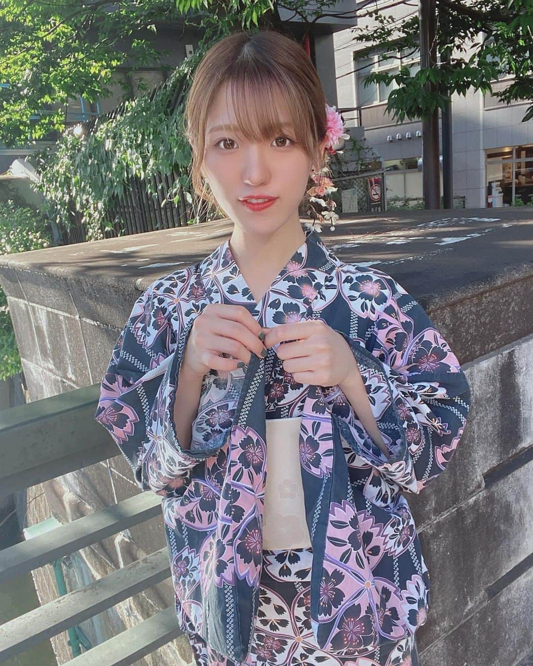 横山なつみさんのインスタグラム写真 - (横山なつみInstagram)「夏の最後に🎐🎐  黒に桜の浴衣です 桜の柄って珍しくてかわいい。 ずーっと着ていたいくらいすき  チェキ会きてくれたみんな ありがとうございました！！ 昔は人と話すの苦手だったのに いつのまにか大好きな人間になってた🕊  #浴衣 #夏 #浴衣ヘアアレンジ #yukata #japanesegirl #お団子ヘア」8月31日 15時33分 - ___natsumi327