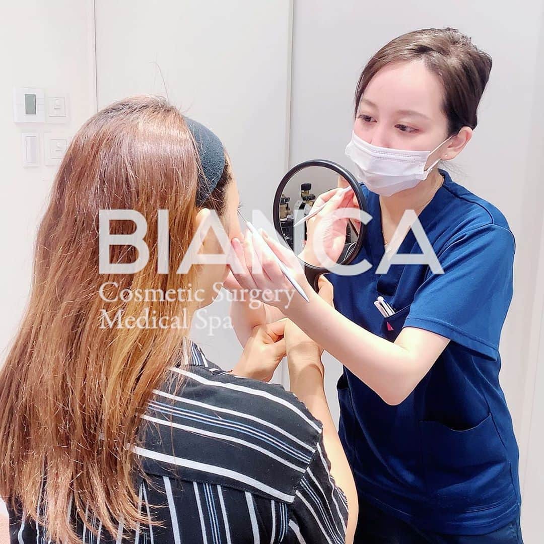のインスタグラム：「【二重デザイン中👀】 ﻿ ﻿ ひとりひとりに合わせて﻿ デザインしていきます✨﻿ ﻿ ⚠️ご予約の際は﻿ 『Dr Yuu（辻沢）のインスタ見た』の一言をお願いします👩‍⚕️✨﻿ ﻿ 📍BIANCA CLINIC﻿ ✔︎表参道院﻿ 03-6433-5994﻿ 東京都港区南青山5-11-10  南青山511ビル 2F﻿ ✔︎銀座院﻿ 03-6263-2690 ﻿ 東京都中央区銀座1-5-6 銀座レンガ通り福神ビル 4F﻿ 診療時間 10:00〜19:00﻿ 年中無休（年末年始を除く） ﻿ ﻿ 9月勤務日🎑﻿ 表参道院﻿ ↪︎1 3 6 14 16 19 21 24 27 30﻿ 銀座院﻿ ↪︎2 5 17 18 20 22 25 26﻿ ﻿ #美容好き#プチ整形#美魔女#美容好きな人と繋がりたい#美容垢#綺麗になりたい #美容皮膚科 #美容外科 #cosmeticsurgery #plasticsurgery #biancaclinic #ビアンカクリニック  #followｍe #フォローミー #銀座 #女医 #モニター募集 #モニター募集中#若返り #イメチェン #二重切開 #二重埋没 #二重整形  #二重になりたい #ヒアルロン酸 #女医 #アンチエイジング #埋没法 #beauty #二重埋没法 #dryuu目」