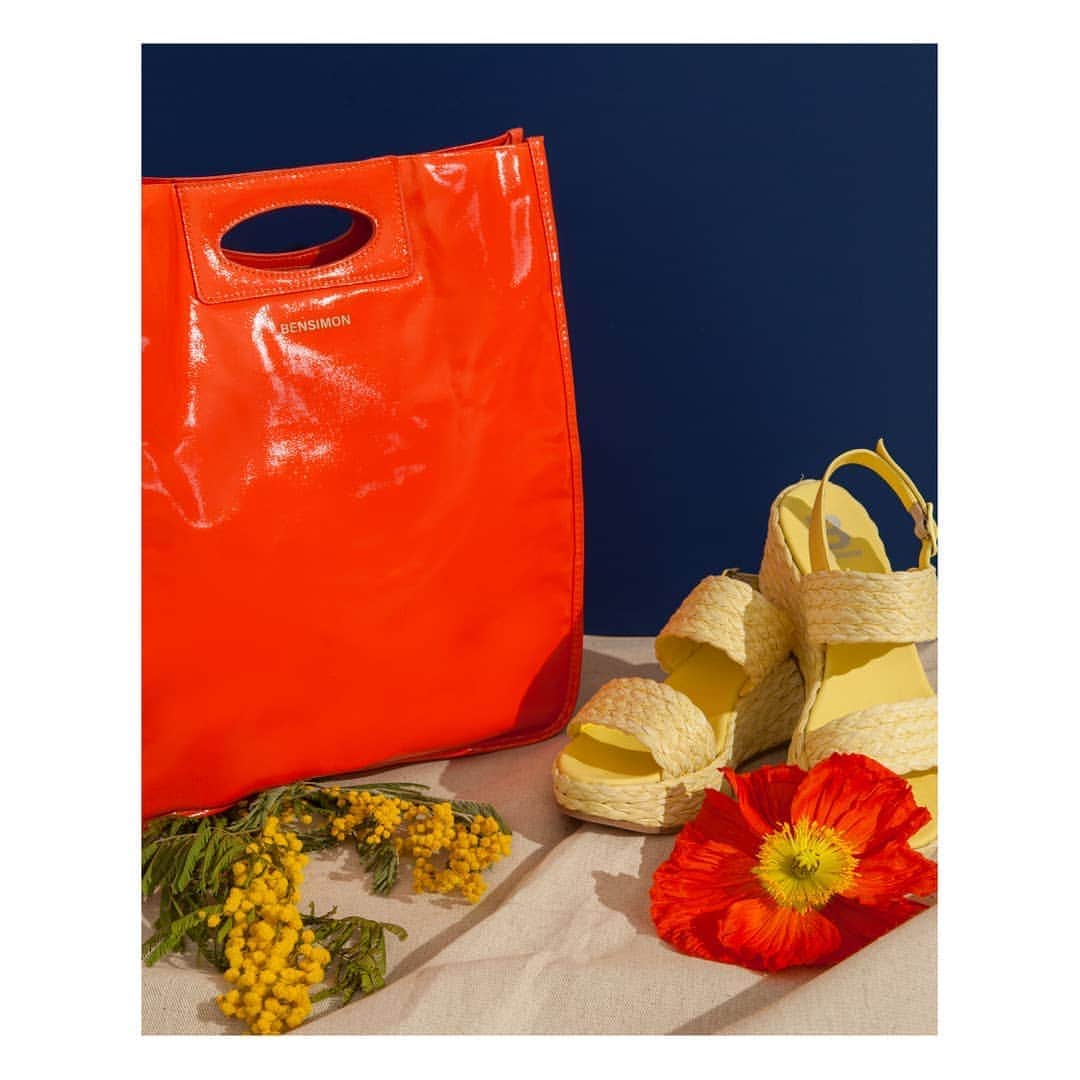 ベンシモンのインスタグラム：「La rentrée ✨ ​Sandales compensées et sacs colorés pour bien commencer l'année 🧡 ​Et vous, plutôt sandales ou tennis aux pieds pour cette rentrée ?  ​🇬🇧 Back to school ✨ Wedge sandals and colorful bag, how to start the year well 🧡 ​And you, rather sandals or sneakers on your feet for this new school year?  ​#bensimon #vegan #rentree #backtoschool」