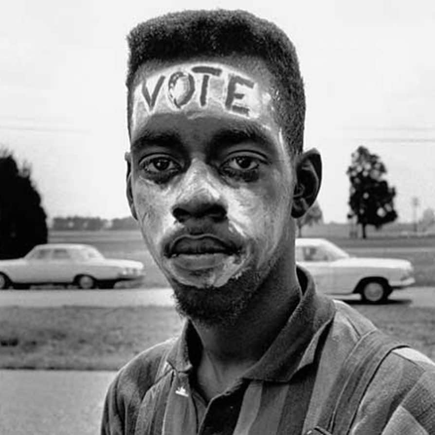 マックスウェルさんのインスタグラム写真 - (マックスウェルInstagram)「V O T E 📧 • 🦅• 🗳• ✊🏿 ✊🏾✊🏽✊🏼  “the definition of insanity is doing the same thing and expecting another outcome “  we can’t afford this insanity   📸 : @brucedavidsonphoto   🗓 : SPRING OF 1965  Somewhere between Selma and Montgomery, in the first days of spring 1965, Bruce Davidson took a photograph of a young black marcher. The young man’s name is not recorded, but he appears in several of Davidson’s photographs of the march from Selma to Alabama’s capital. It’s no mystery why. The young man’s painted face illustrates the fight for voting rights in literal, stark relief: “VOTE.” The word is his skin, his blackness. Whiteness, in the photo and in the United States, is required for both the word’s legibility and the citizenship it represents.  📱: @plus1vote • 👈🏾」9月1日 0時58分 - maxwell