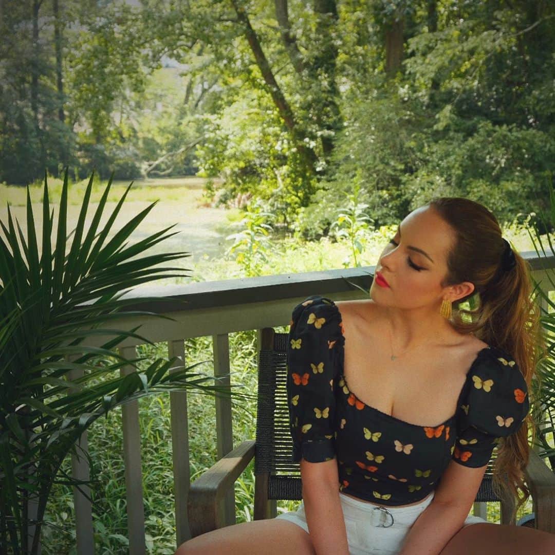 エリザベス・ギリースさんのインスタグラム写真 - (エリザベス・ギリースInstagram)「Dreaming of a vacation that may never come 🍸🌿🤯」9月1日 1時00分 - lizgillz