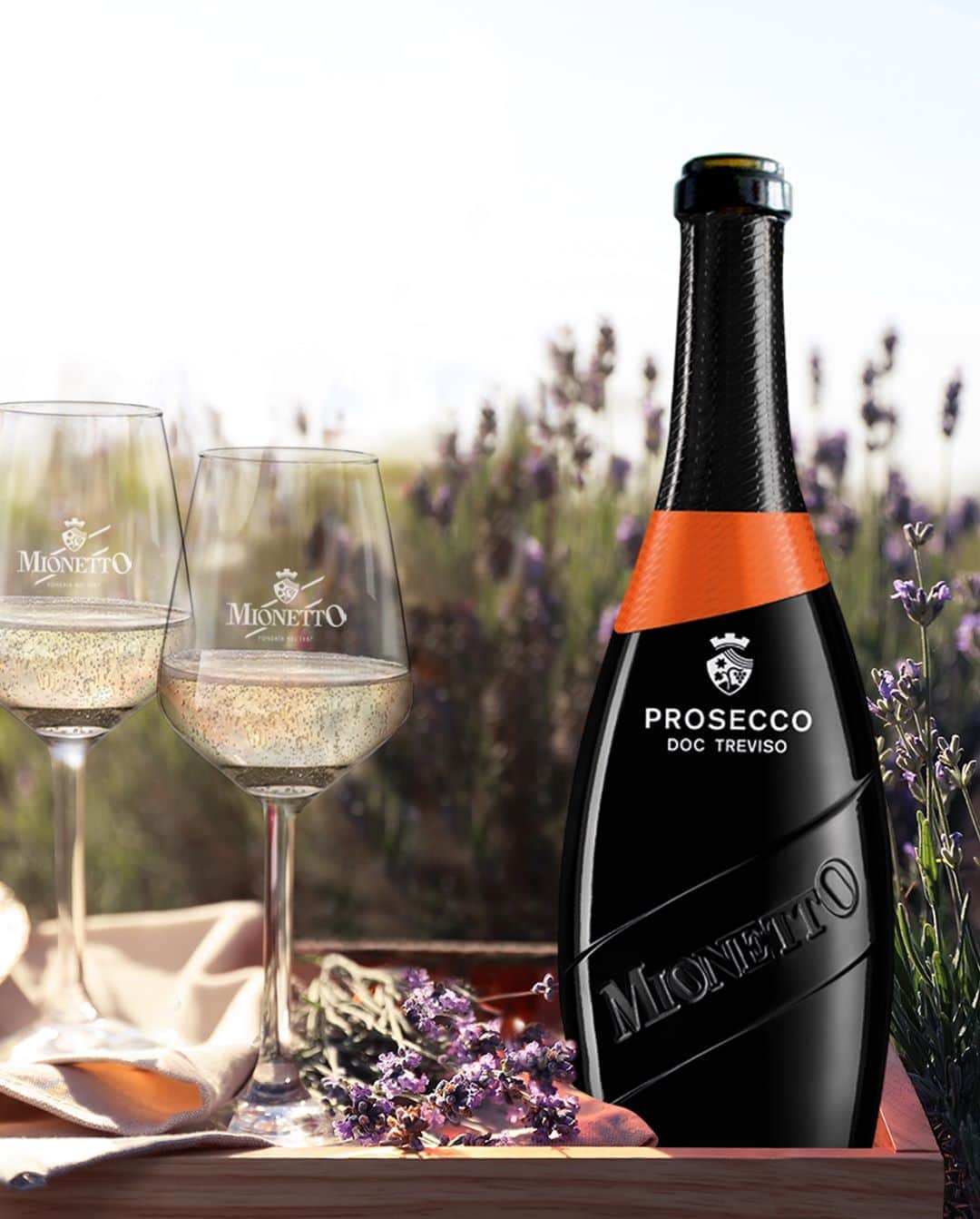 Mionetto Proseccoのインスタグラム：「Stasera aperitivo vista natura!⁣ ⁣ Acquista Prosecco DOC Treviso – Luxury Collection sul nuovo e-shop Mionetto e ricevilo direttamente a casa 👉Link in Bio 🍾⁣ ⁣ #mionettoprosecco #mionettoinsieme #mionettoeshop⁣ ⁣ Bevi Mionetto responsabilmente」