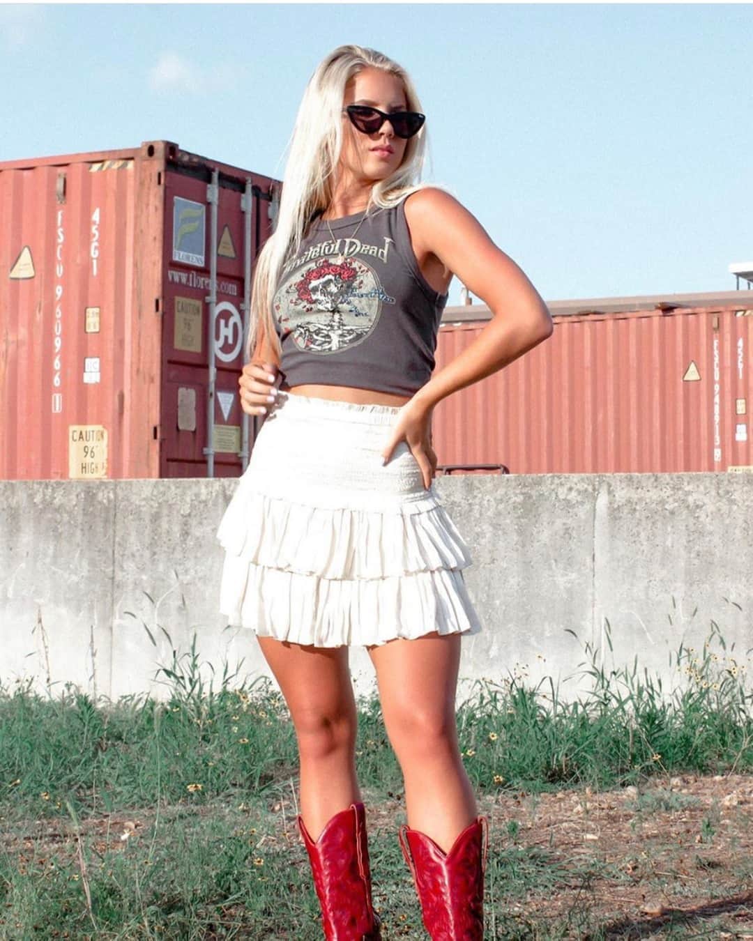 チェイサーのインスタグラム：「A little country & a little edgy🖤⚡️ @steamrollerblues #chaserbrand #gratefuldead #bandtee #graphictee #graphictank style: CW8263-GRD339-VBLK」