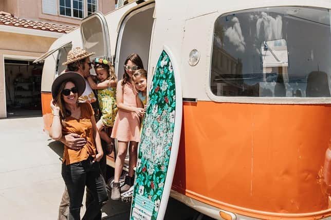 HGTVさんのインスタグラム写真 - (HGTVInstagram)「Tour the boho Airstream that designer Melanie Raver (@raveinteriordesign) transformed into a charming family home that oozes vintage character and retro charm. 🚐 Follow along on their adventure @ourtinywander and head to the link in our profile to see the dramatic before pictures. 😲 📸 🔝⁠⠀ ⁠⠀ #airstream #RV #raveinteriordesigns #ourtinywander #boho #design #RVlife」9月1日 1時14分 - hgtv