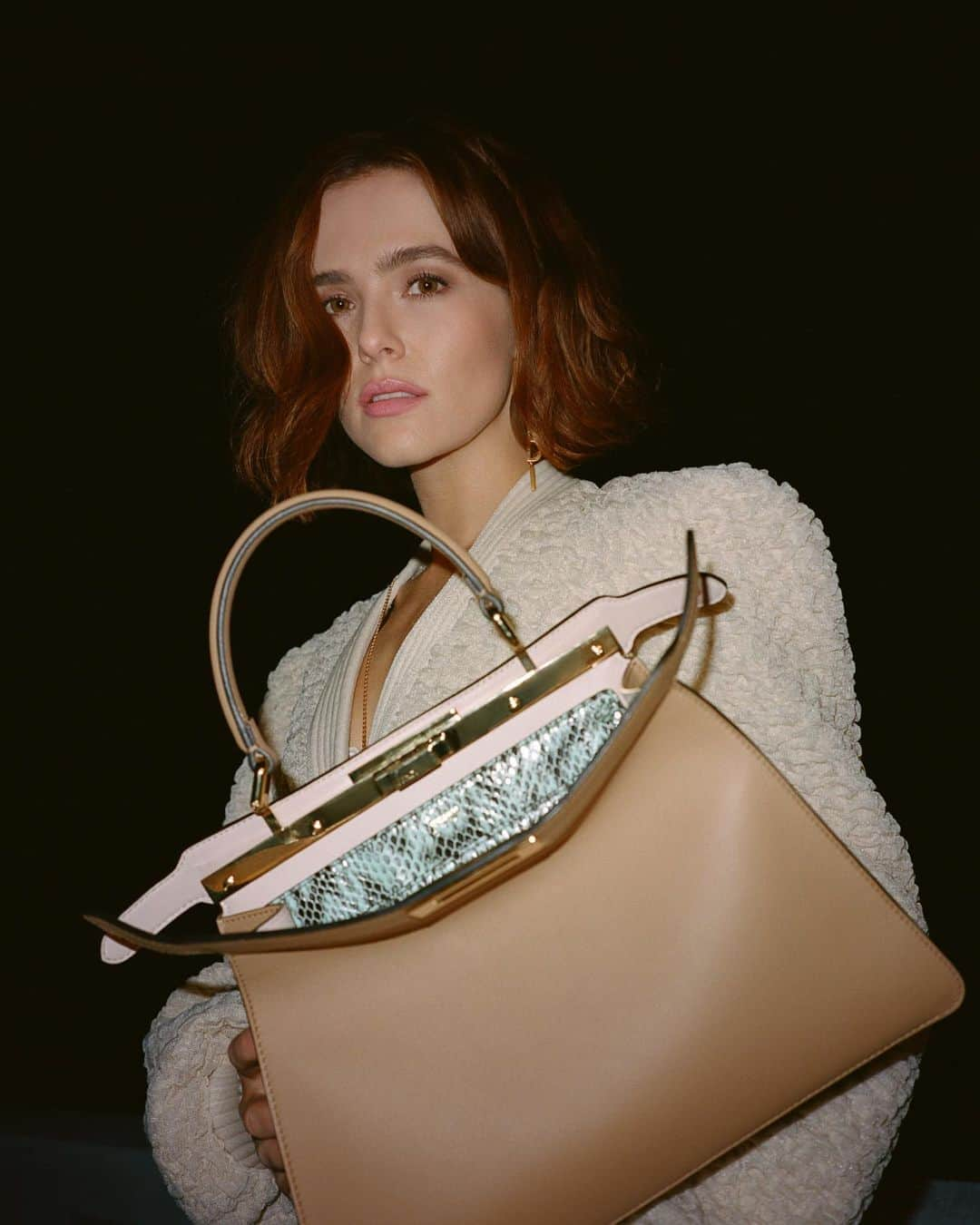 Fendiさんのインスタグラム写真 - (FendiInstagram)「With its new accordion-frame shape, interchangeable inner pockets, and the just-launched personalization service, which allows you to customize the bag with your initials – the #FendiPeekaboo is a piece to be treasured for years to come. Tap the link in bio to shop @zoeydeutch’s top picks, as seen in our new campaign, and find yours at Fendi.com.  Director & Photographer: @andymadeleine_」9月1日 1時12分 - fendi