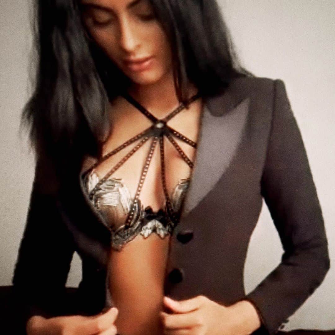 Agent Provocateurさんのインスタグラム写真 - (Agent ProvocateurInstagram)「Power dressing in 2020. Structured and sexy, our Billi jacket looks sensational layered with lingerie.  #LeftToYourOwnDevices #AgentProvocateur」9月1日 1時14分 - agentprovocateur