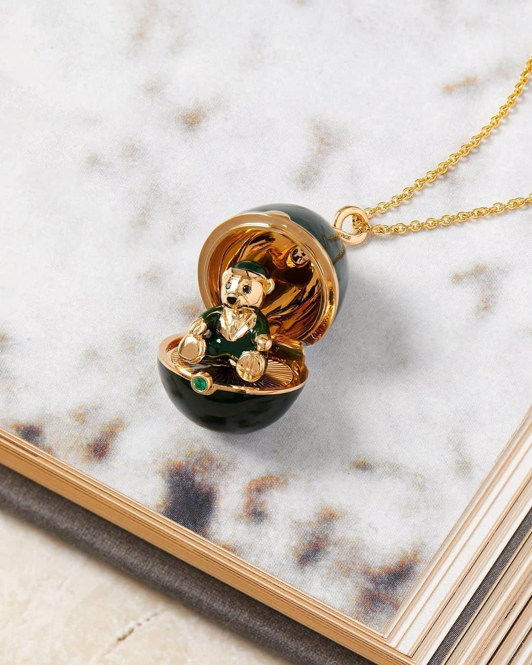 Harrodsさんのインスタグラム写真 - (HarrodsInstagram)「Peek-a-bear! 🐻 We couldn’t be more enamoured with this @officialfaberge locket. A true collector’s piece, this exclusive 18-karat-gold egg pendant opens to reveal a charming #Harrods bear. His outfit? A Green Man uniform, of course.   Find #Faberge in Fine Jewellery on the Ground Floor.   #HarrodsFineJewellery #HarrodsExclusive」9月1日 1時16分 - harrods