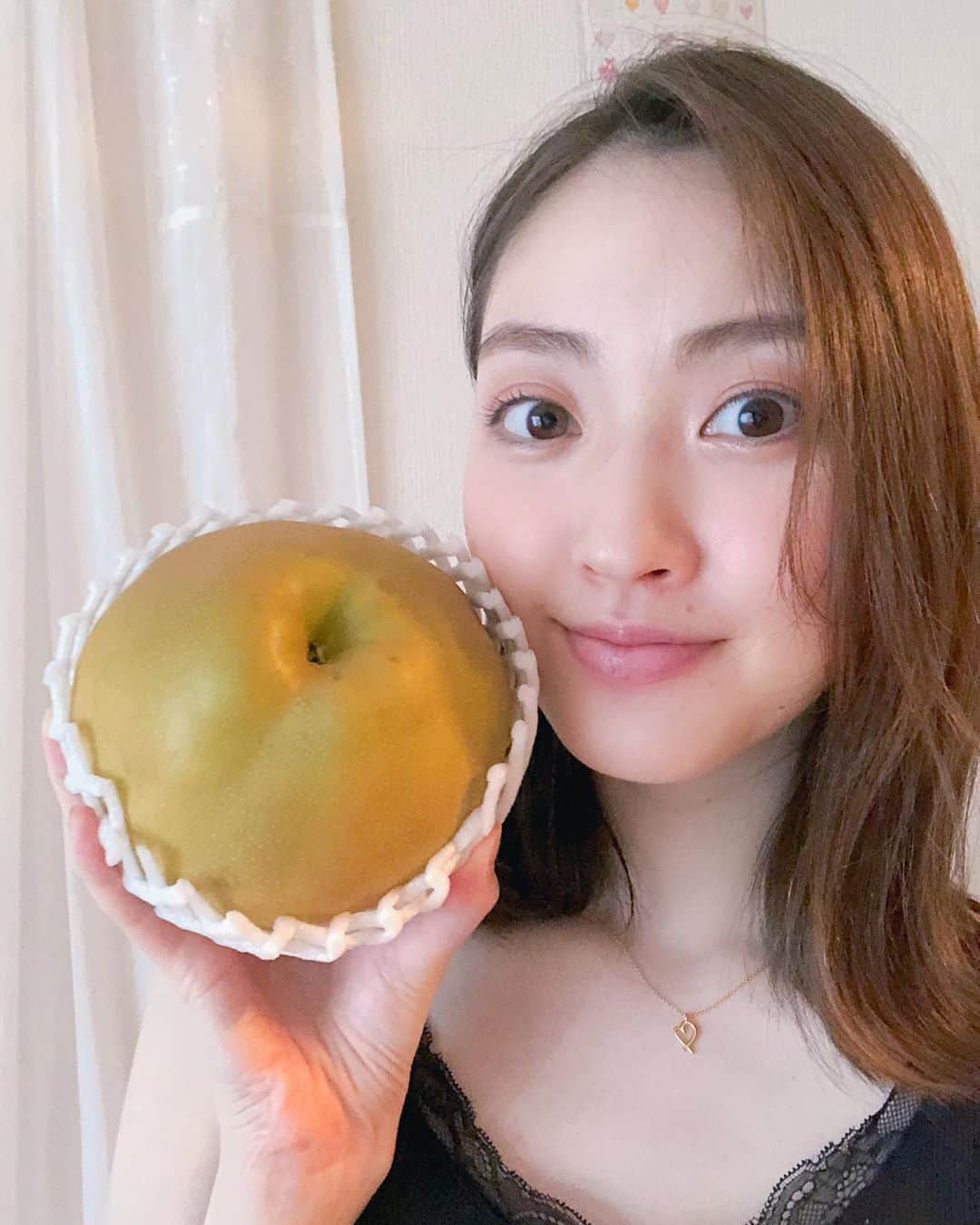 中井さくらさんのインスタグラム写真 - (中井さくらInstagram)「* 先日、でっかい梨をいただきました♡ 顔に比べてこのサイズ😂😂😂 片手で持つのもだいぶ重たかった… 大きい分糖度落ちるのかなと思いきや しっかりがっつり甘くてみずみずしくて めっちゃ美味しかった〜♡」9月1日 1時18分 - sakura_nakai