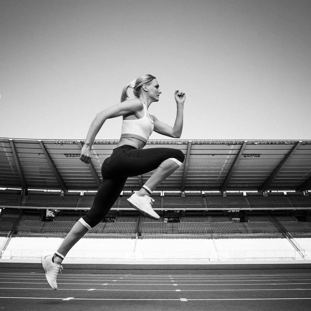 ハンネ・クレスのインスタグラム：「There’s no force more powerful than a woman determined to rise 🚀  Thank you @4254sport for your endless support 🖤 #grateful  #mondaymotivation   📸 @elodie.drareg」