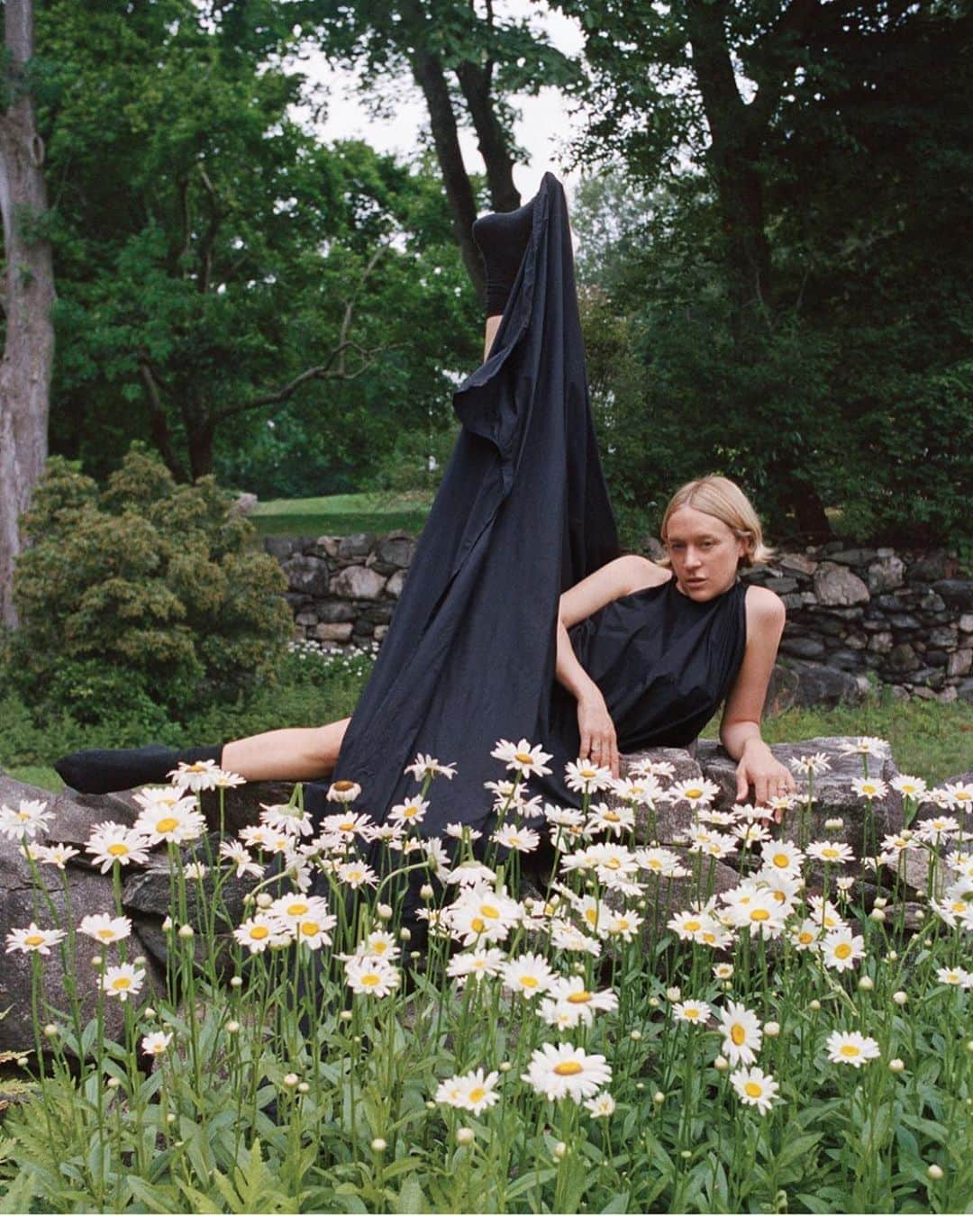 クロエ・セヴィニーさんのインスタグラム写真 - (クロエ・セヴィニーInstagram)「Post pregnancy photos with flowers promoting #wearewhoweare for @wsjmag by @briannalcapozzi styled by @haleywollens dress @michaelolestad 💅🏻🍼」9月1日 1時26分 - chloessevigny