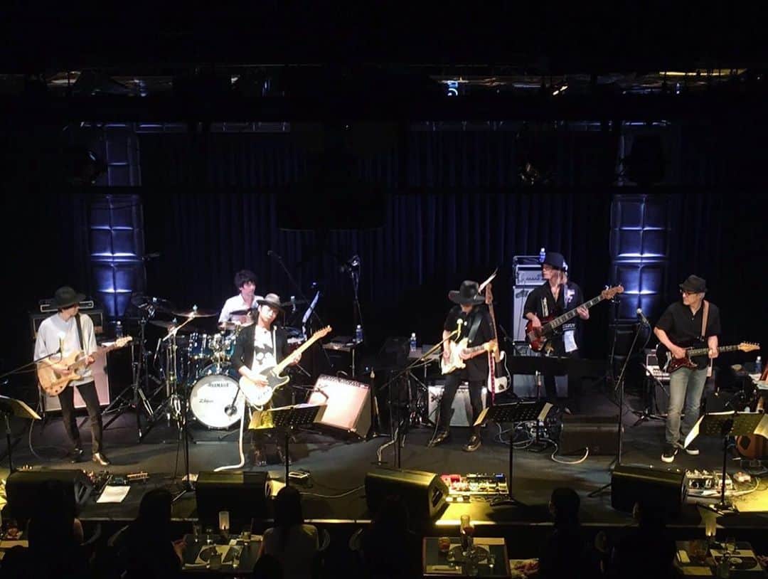 増崎孝司さんのインスタグラム写真 - (増崎孝司Instagram)「8年目のBeing Guitar Summit、今年は東京公演の2daysのみとなりましたが、無事に終わりました。 観に来てくれた皆さん、そして生配信ライヴを視聴していただいた方々、そしてそしてブルーノート東京のスタッフの皆さんと関係者の皆さん、本当に有り難うございました。 音楽は本当に素晴らしい… そんな風に思えた夏の締めくくりでした。 アーカイブ配信もありますので、終演後直後の楽屋トークも含めて楽しんで貰えれば嬉しいです。  BGS、また来年演れると良いな😊 #beingguitarsummit #bluenotetokyo #instrumentalmusic  #今年はまだまだギターインスト行くよ」9月1日 1時26分 - takashimasuzaki