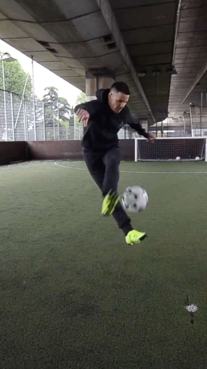 F2Freestylersのインスタグラム：「Practice makes permanent...tag a baller with this trick locked in! 💫🔒」